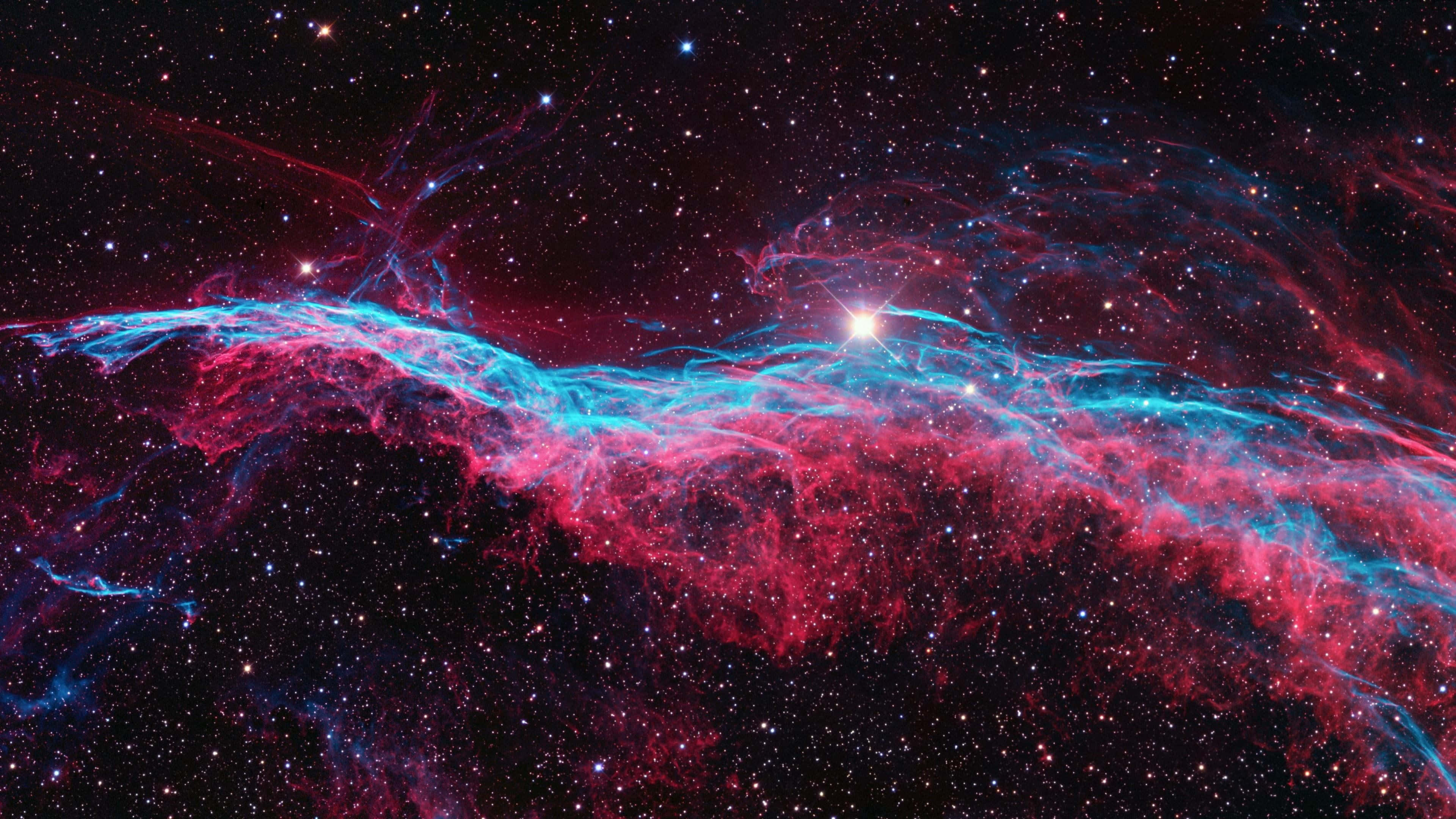 絢麗紅色宇宙 壁紙 — 充滿活力的宇宙星雲，旋轉的紅色和藍色氣體被明亮的星星照亮，背景是黑暗的星空。