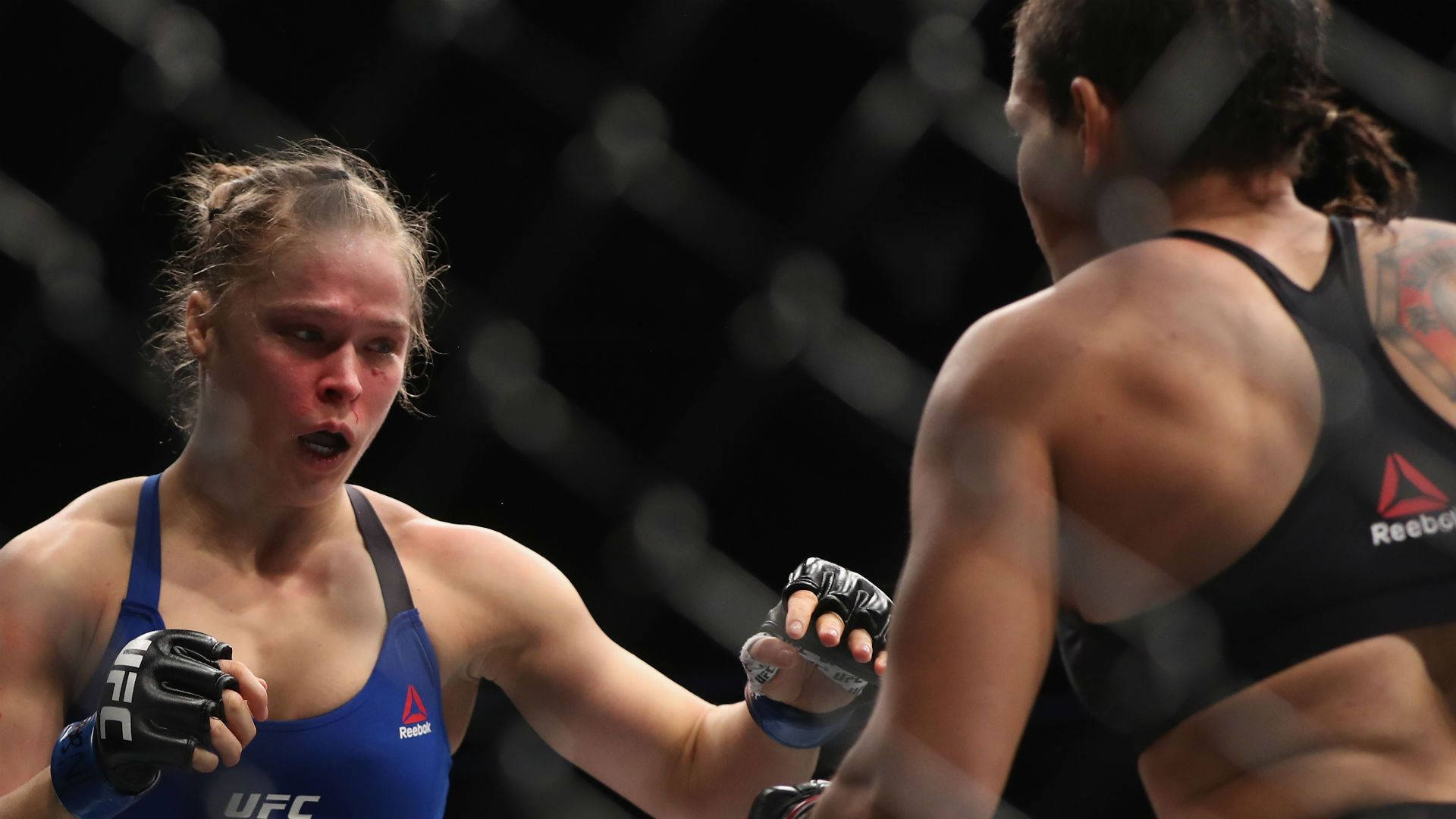 兩名女性MMA拳手在UFC比賽期間在八角籠內行動。