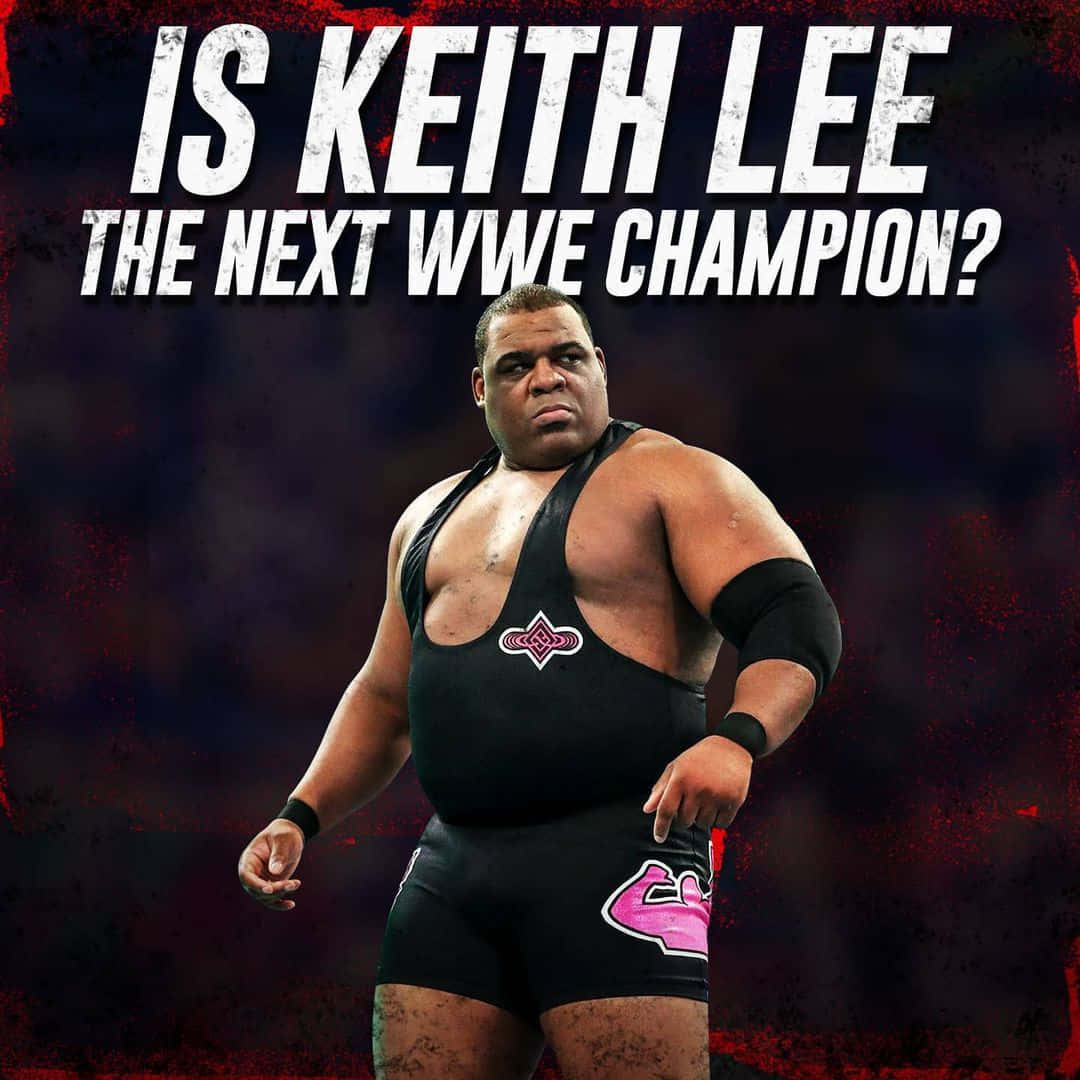 統治力十足的基斯·李WWE冠軍 壁紙 — WWE摔角手Keith Lee自信地站在深紅色紋理背景前，身穿黑色和粉紅色裝備，粗體文字問他是否係下一個冠軍。
