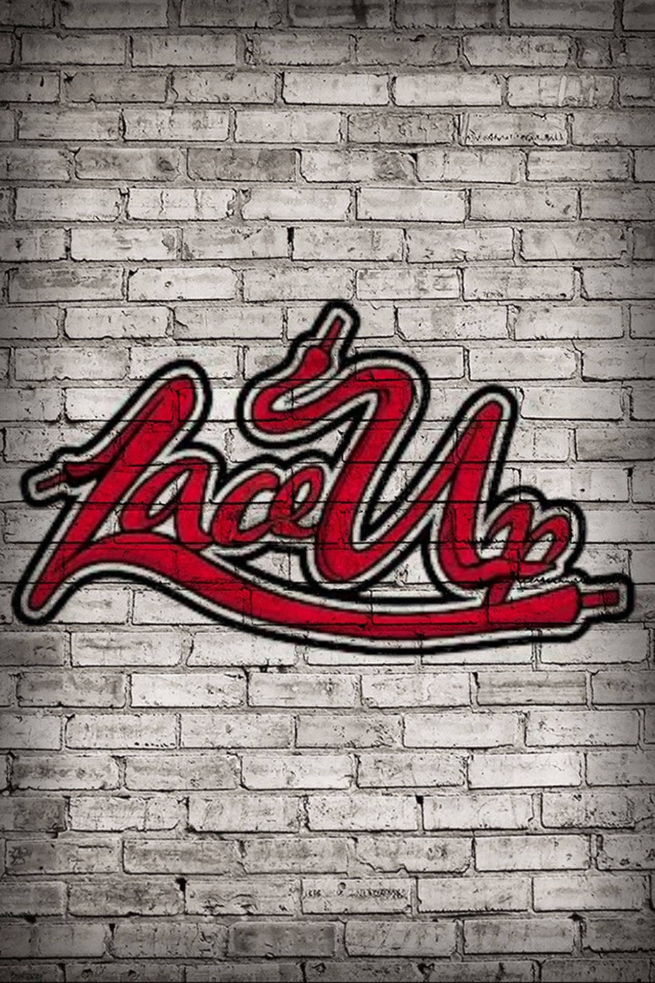 紅色塗鴉字母喺灰色磚牆上拼出 Lace Up。