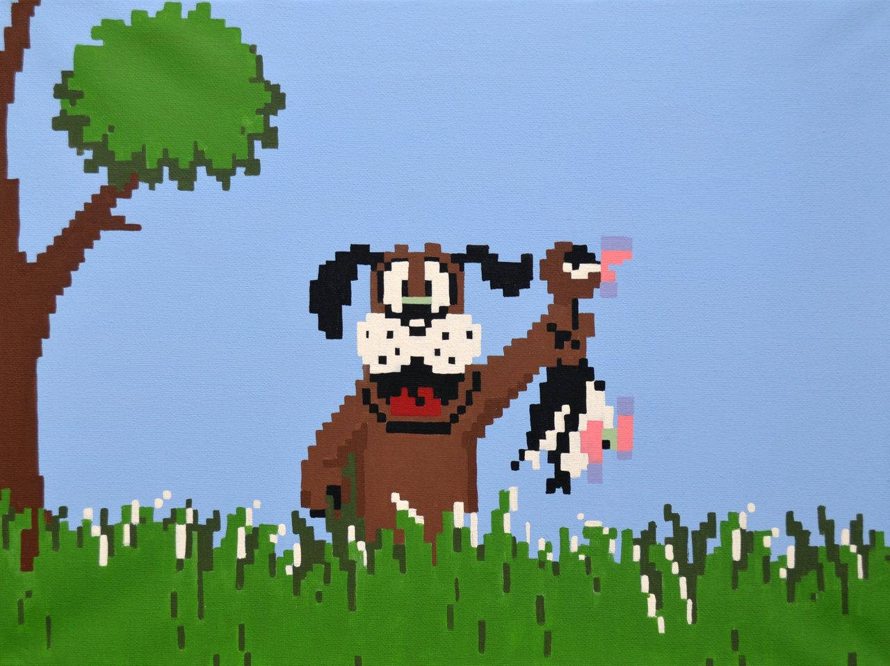 經典 8-bit Duck Hunt 遊戲場景 壁紙 — 一隻像素化的棕色狗，黑色耳朵，在藍天和樹下的草地上抱著一隻小黑白狗。