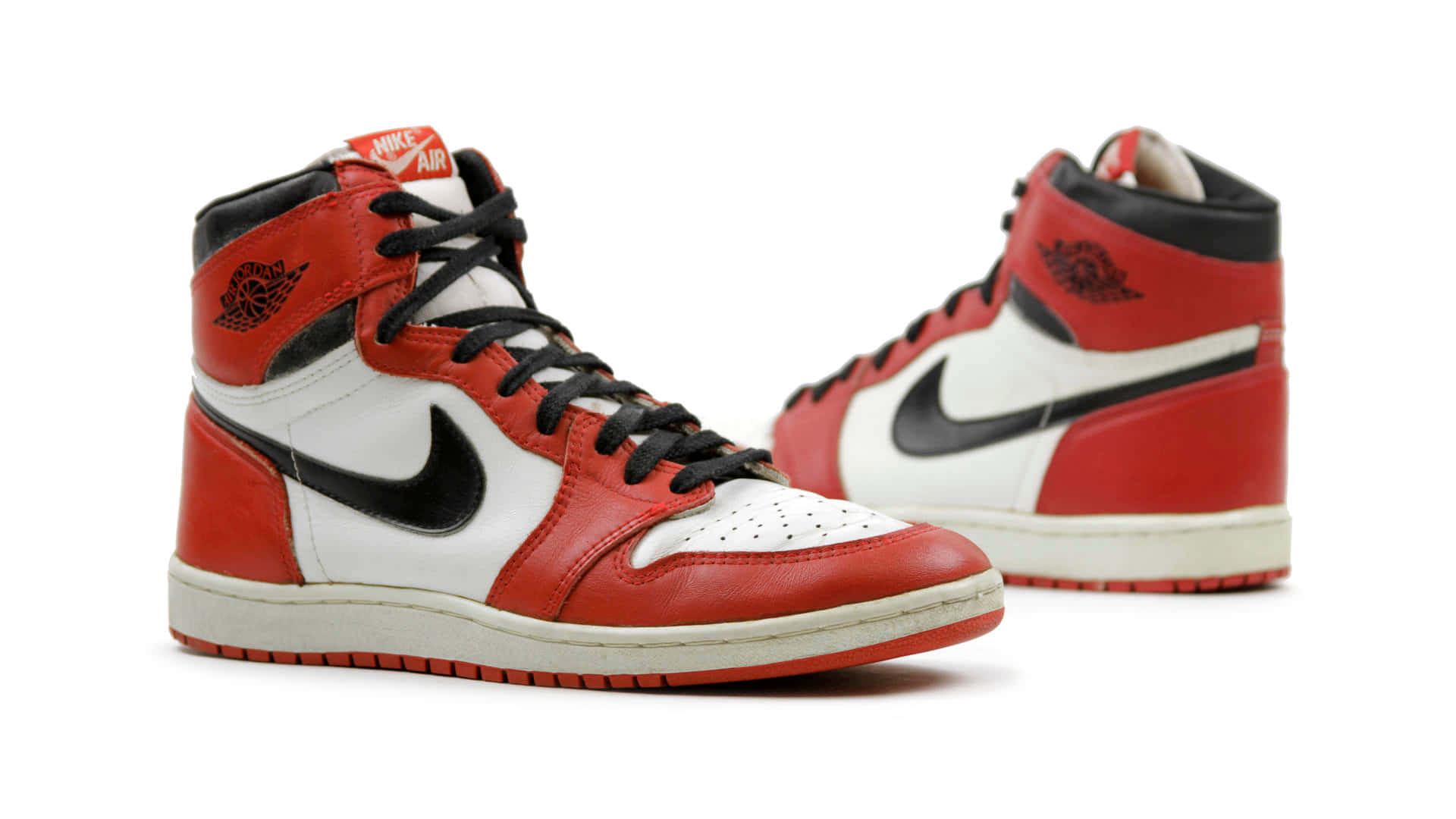 紅白黑高筒運動鞋，帶有 Nike swoosh 和 Jordan wing 標誌。