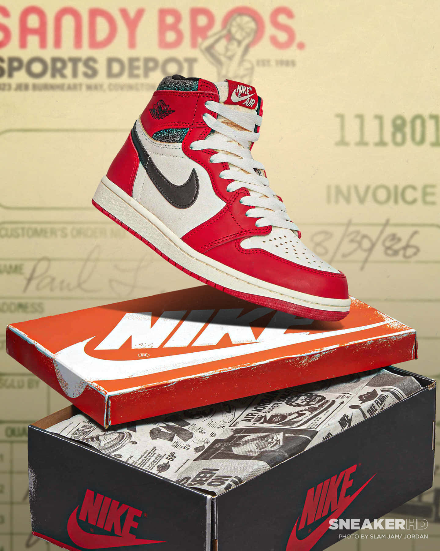 紅、白、黑色的Nike Air Jordan 1運動鞋放在復古Nike鞋盒上，背景是復古體育用品倉庫的發票。