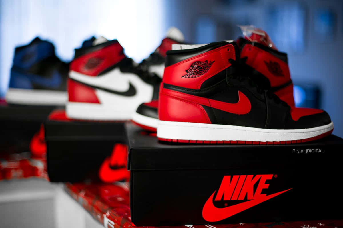 紅、黑、白色Jordan 1波鞋放在品牌盒上的展示設定。