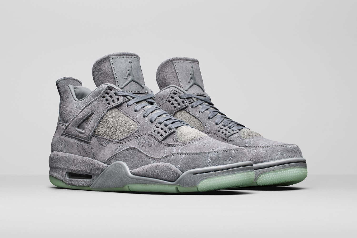灰色麂皮 Air Jordan 4 運動鞋，搭配薄荷綠色鞋底，白色背景。