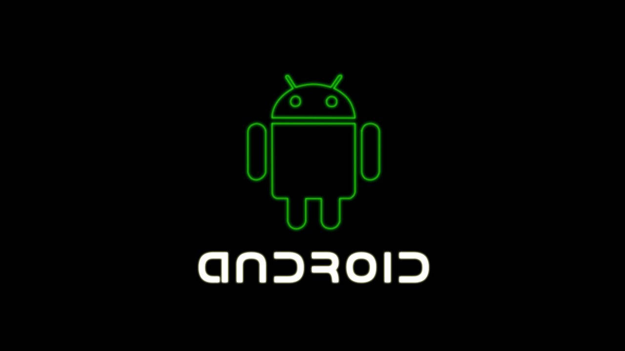 黑色背景上帶有白色文字的發光綠色Android機械人標誌。 — 安卓 壁紙