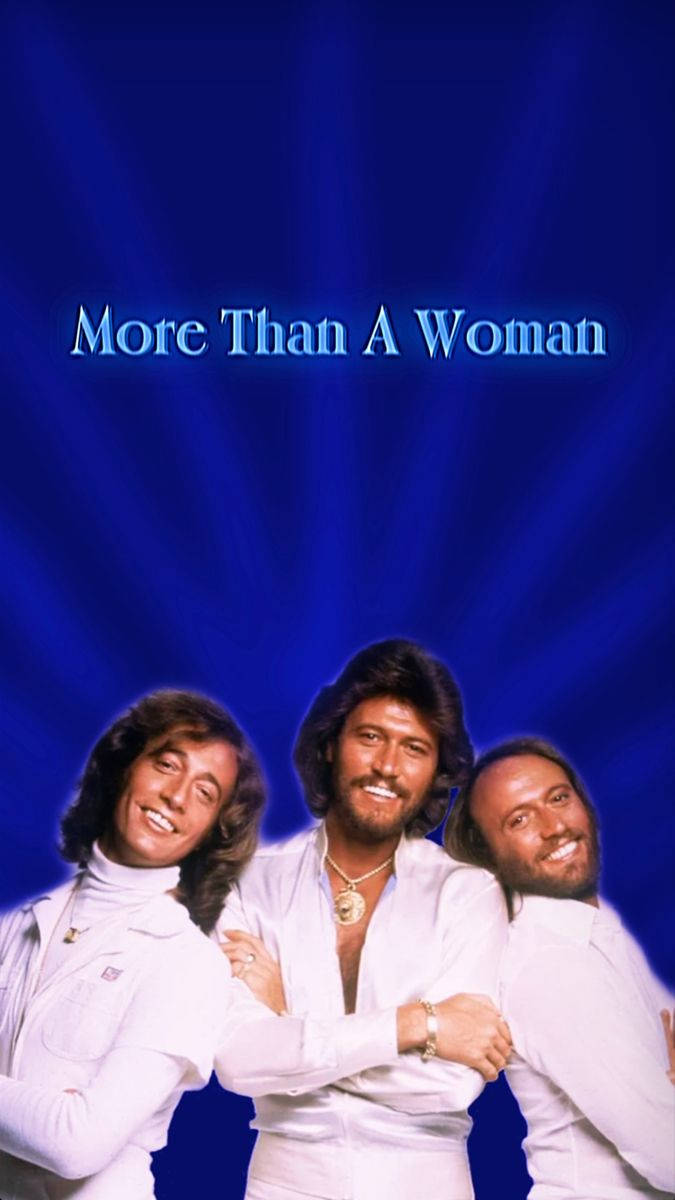 經典 Bee Gees《More Than a Woman》音樂海報 壁紙 — 三位笑容滿面的男士身穿白色服裝，在明亮的藍色背景前擺姿勢，並帶有文字 More Than A Woman。