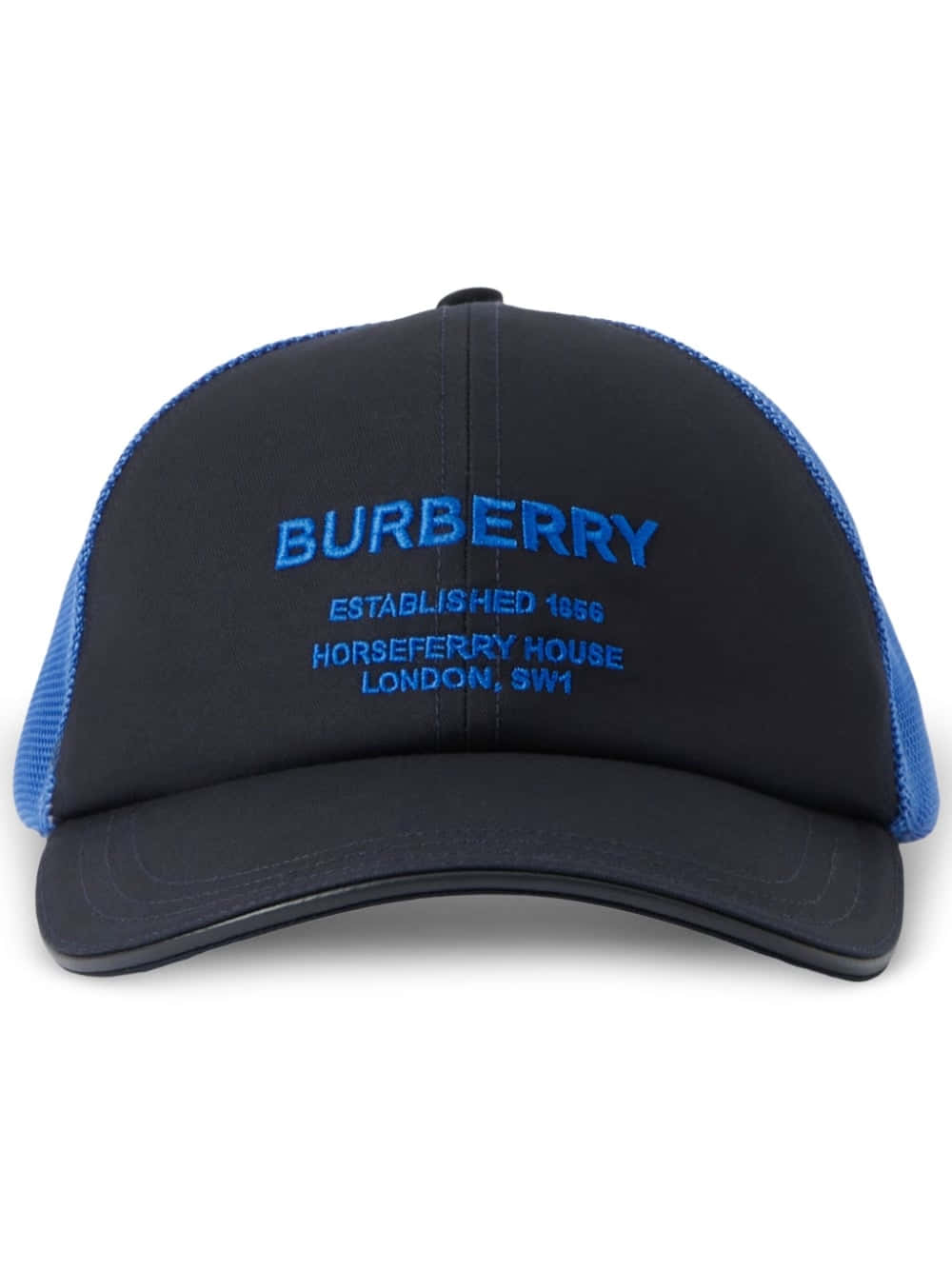 經典 Burberry 外套 壁紙 — 黑色Burberry棒球帽，帶有藍色刺繡文字和藍色網眼後背，背景為白色。