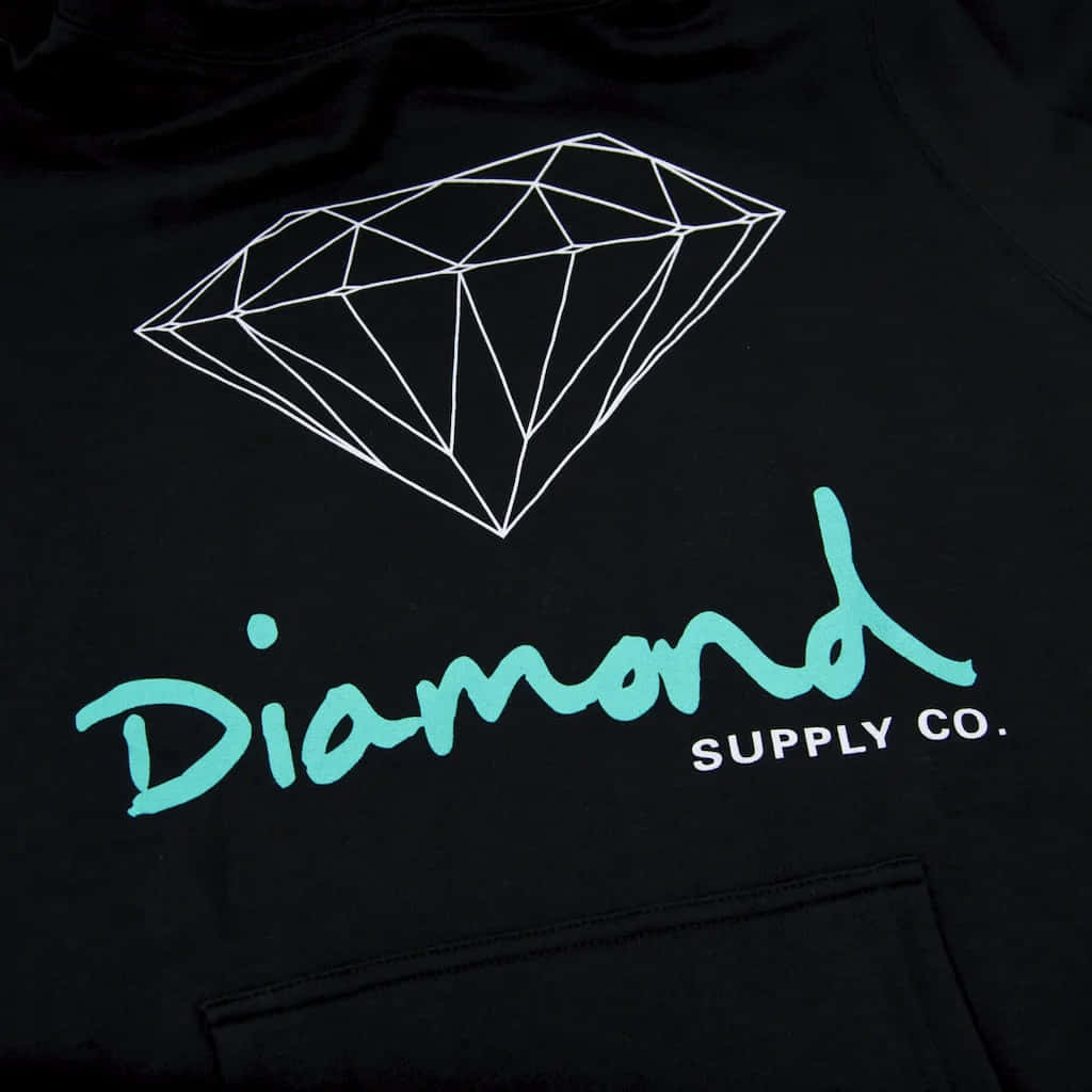 黑色連帽衫，帶有白色鑽石輪廓和青綠色Diamond Supply Co.標誌。