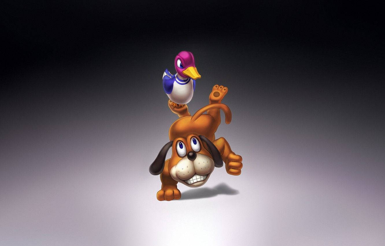 經典 Duck Hunt 遊戲場景 壁紙 — 一隻卡通狗，背上有一隻鴨子，在灰色漸變背景上歡快地跳躍。