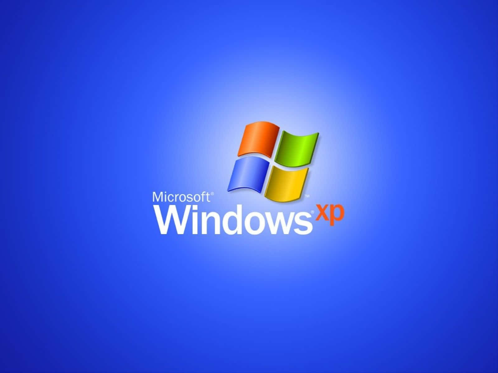 經典 Windows XP 桌面背景圖 壁紙 — 標誌性的 Windows XP 標誌在藍色漸變背景上明亮發光，背後散發出柔和的光線。