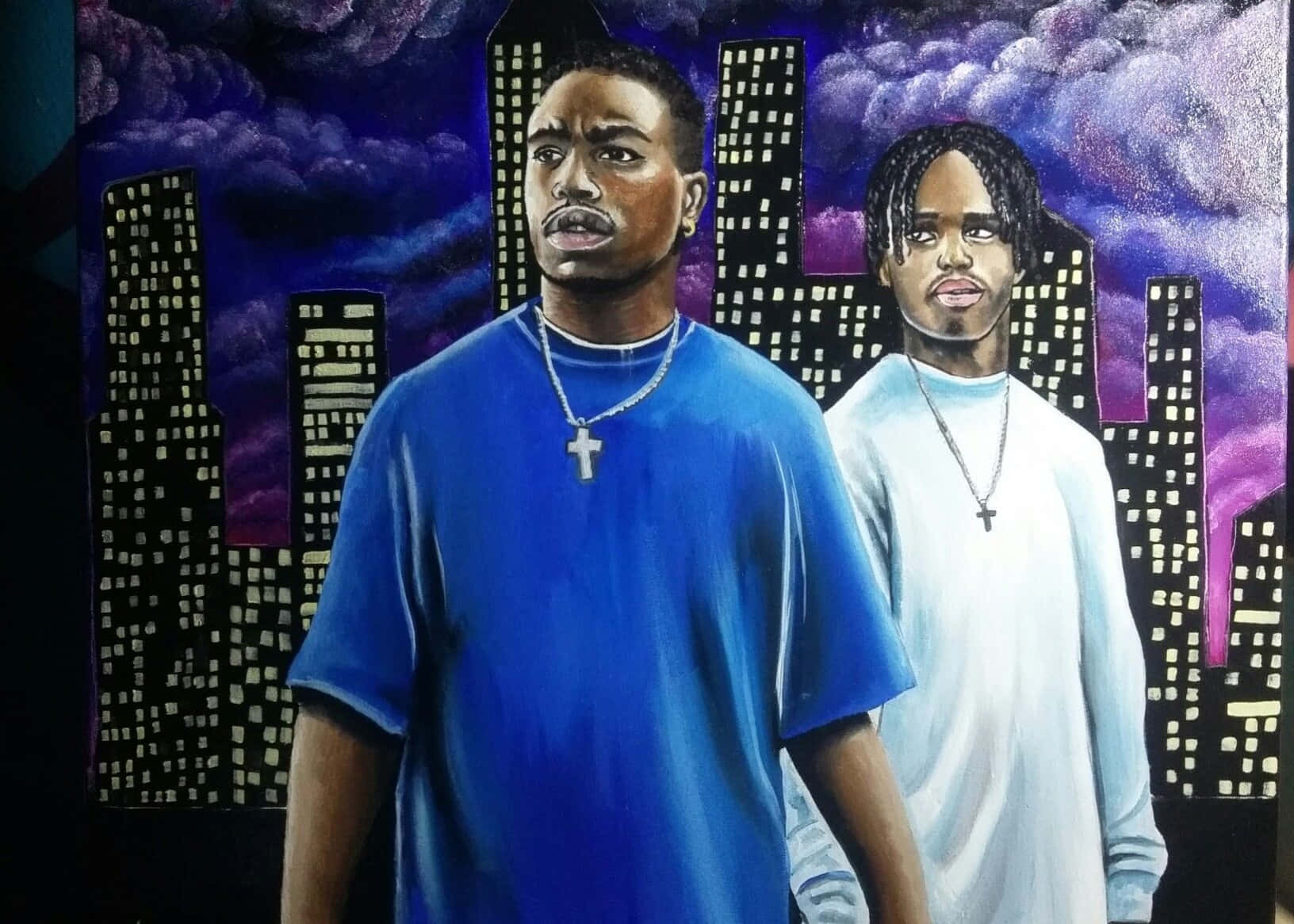 經典90年代電影《Menace II Society》劇照 壁紙 — 兩名身穿藍白襯衫的男子站在紫色暮色天空下的風格化城市景觀前。