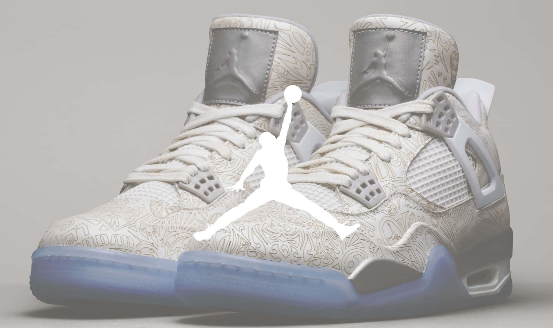 白色Jordan 4運動鞋，佩斯利設計，藍色鞋底，灰色背景。