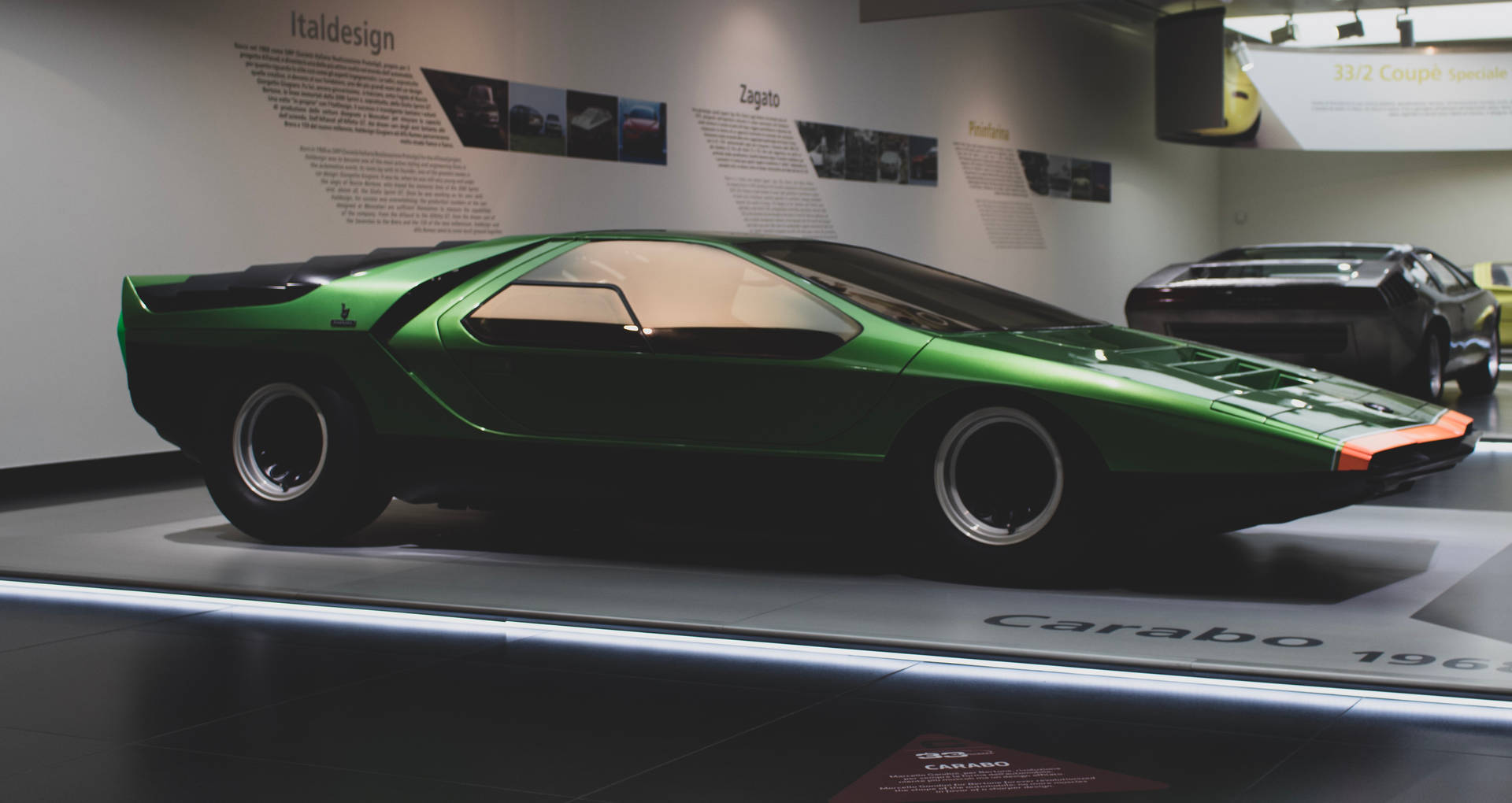 綠色林寶堅尼Carabo 1966在博物館展出，帶有資訊面板。