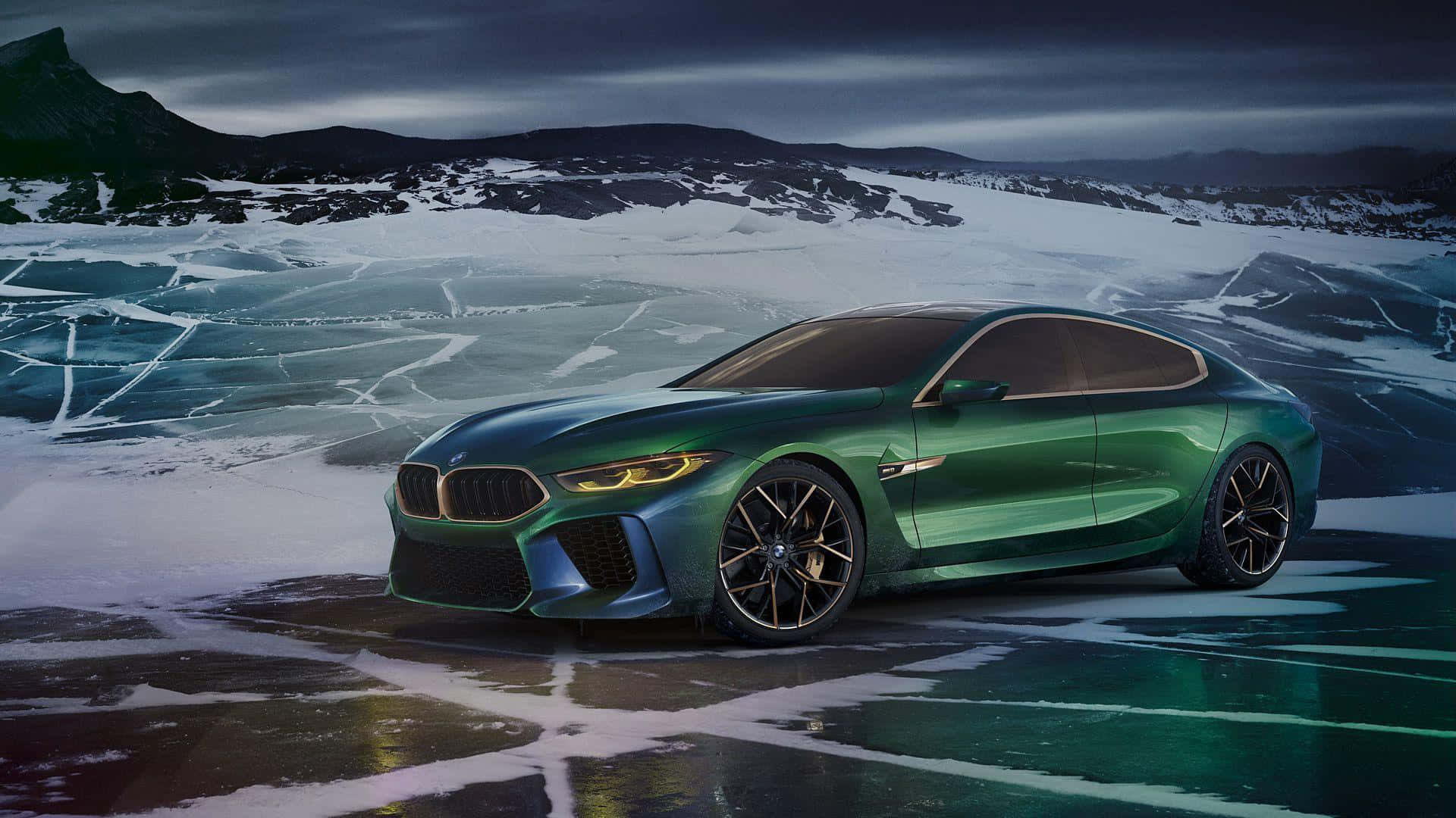 綠色BMW M8 Coupe停放在結冰的湖面上，背景有雪山和陰暗的天空
