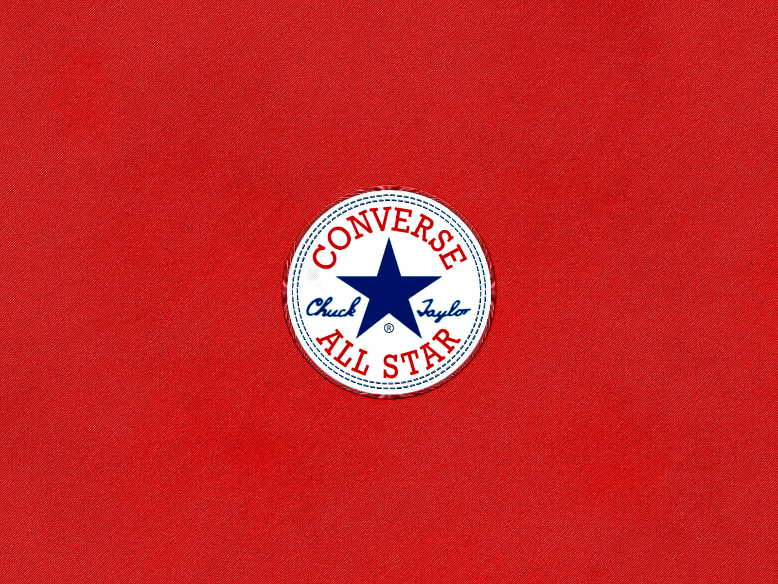 紅色布料背景上的 Converse All Star 標誌貼布
