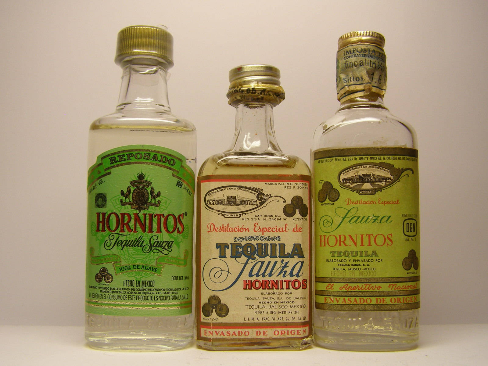 三款復古Hornitos龍舌蘭酒瓶展示在白色表面上。