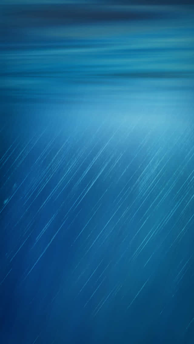 陽光穿透海面，投射出藍色水下光芒。