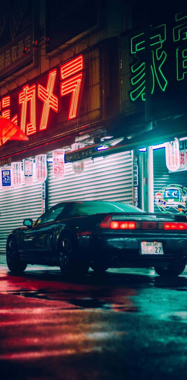 黑色跑車停在雨夜城市街道上發光的霓虹招牌下。