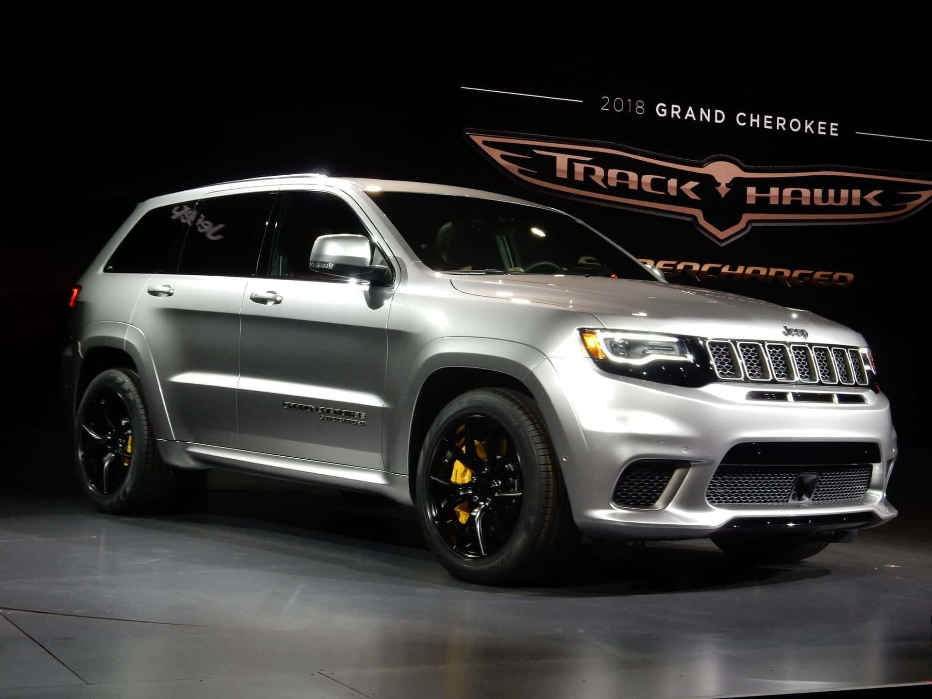 銀色2018年Jeep Grand Cherokee Trackhawk展示，配備黑色輪圈和黃色制動卡鉗。