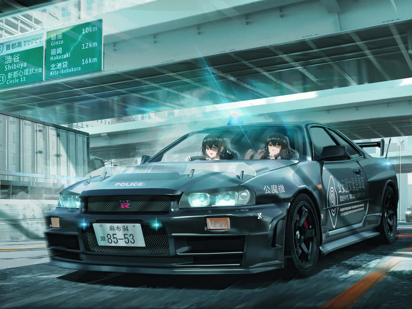 經典Nissan R33 GTR 壁紙 — 兩個動漫女孩在未來城市隧道中，在發光的高速公路標誌下駕駛黑色警用跑車。