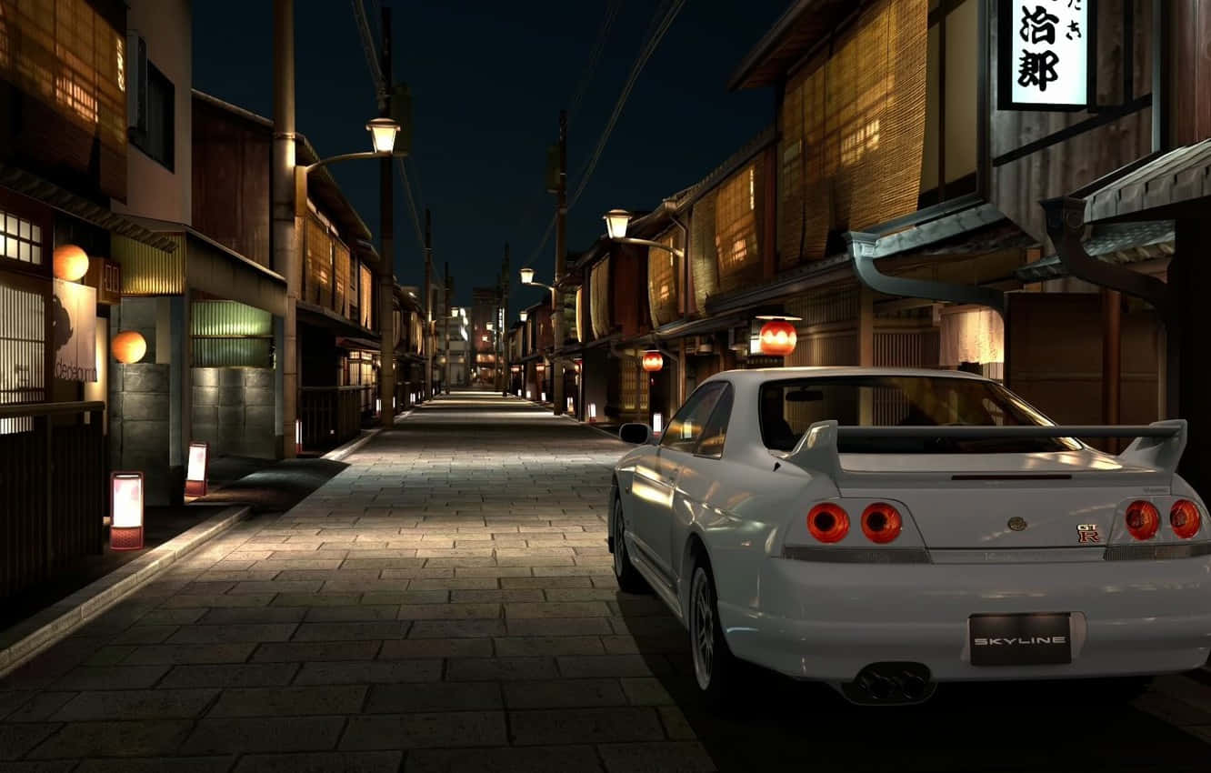 經典R33 GTR 壁紙 — 一輛白色日產Skyline GT-R在夜間停泊在一條狹窄的日本街道上，街道被溫暖的燈籠和街燈照亮。