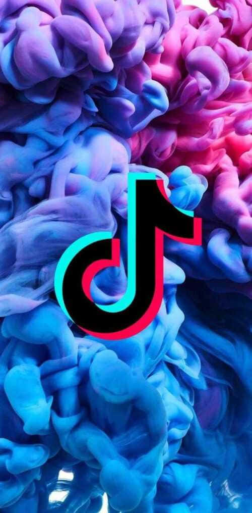 TikTok 標誌被旋轉的藍色和粉紅色墨水包圍。