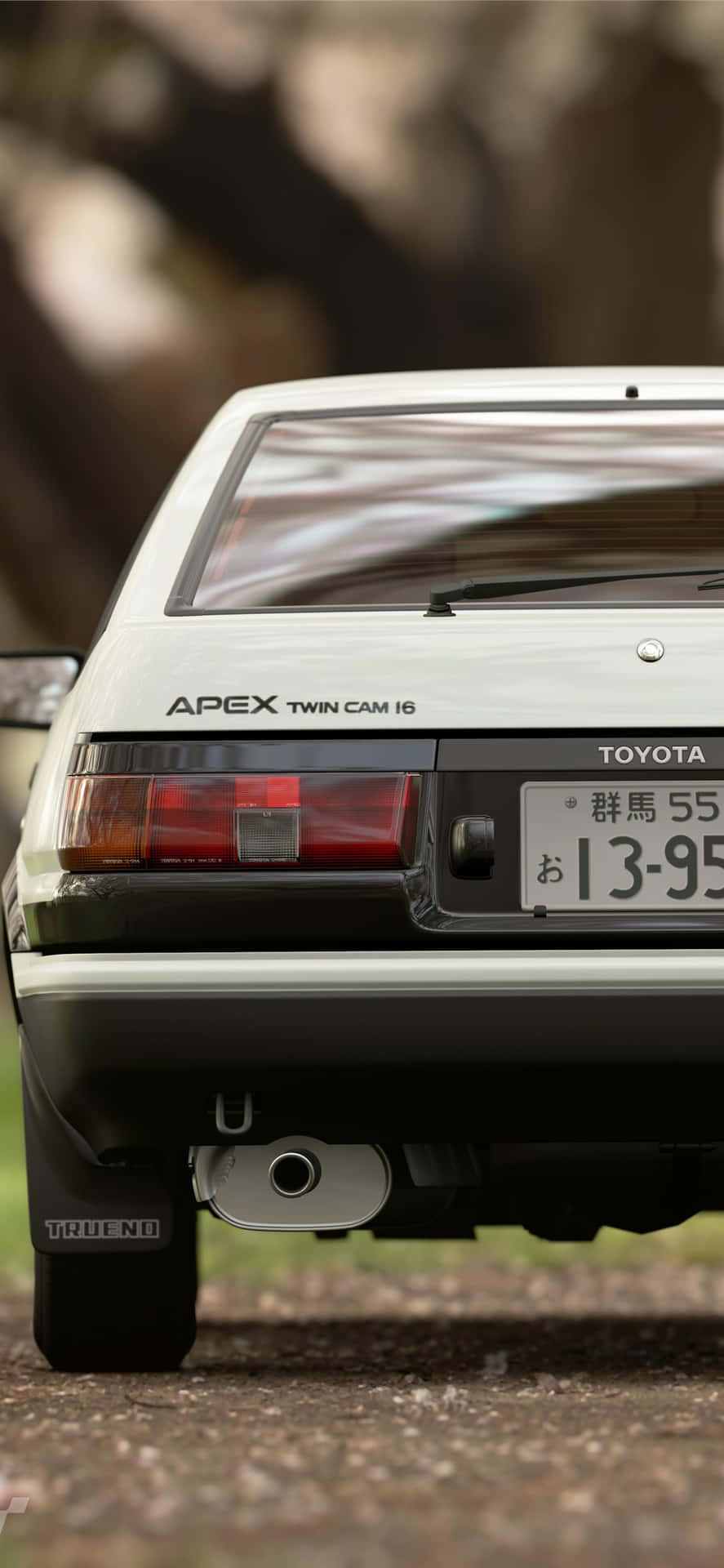 白色豐田AE86 Trueno跑車停泊在碎石路上。