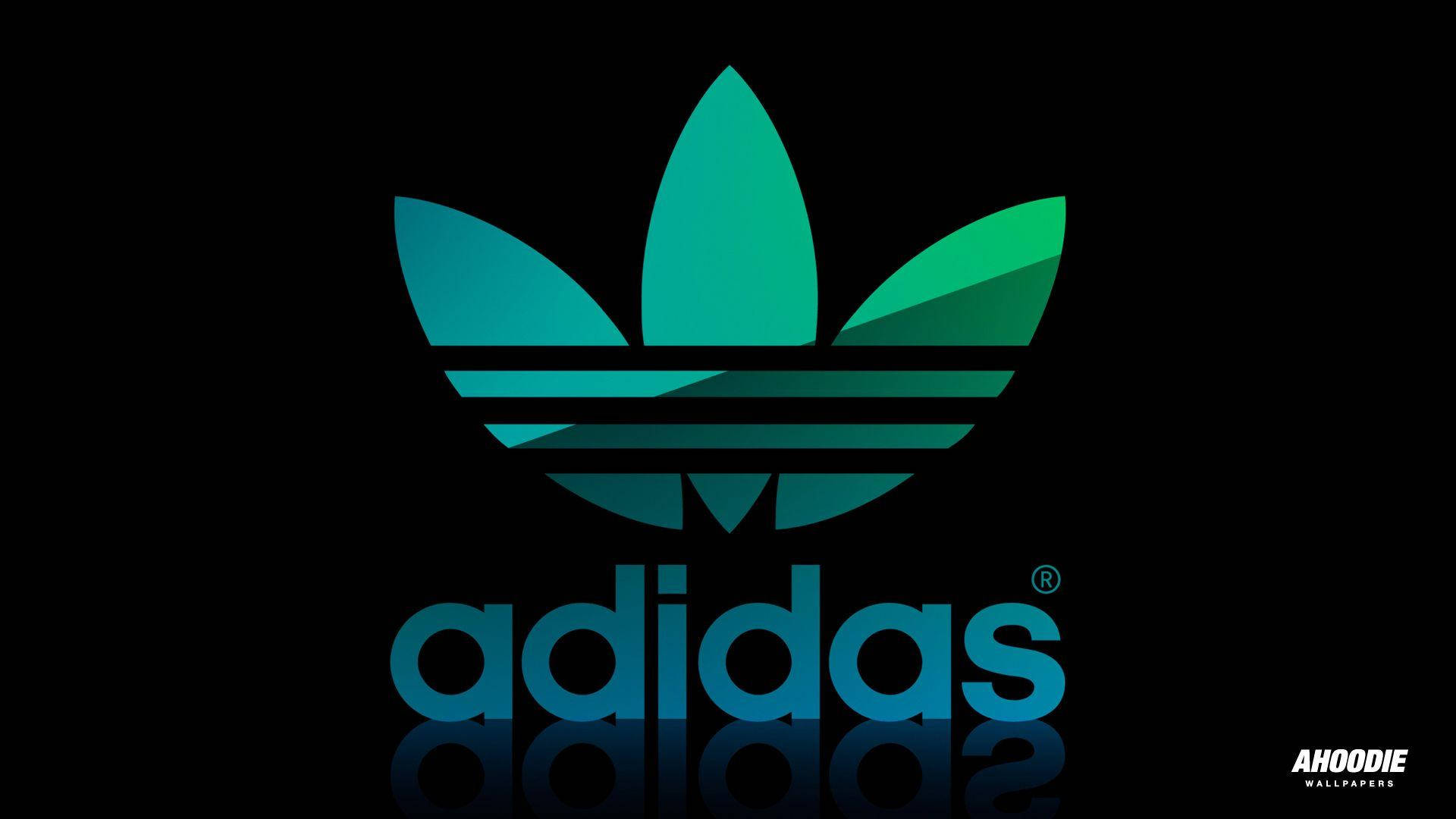 青綠色Adidas標誌，帶有三條紋和品牌名稱，位於黑色背景上並有反射。