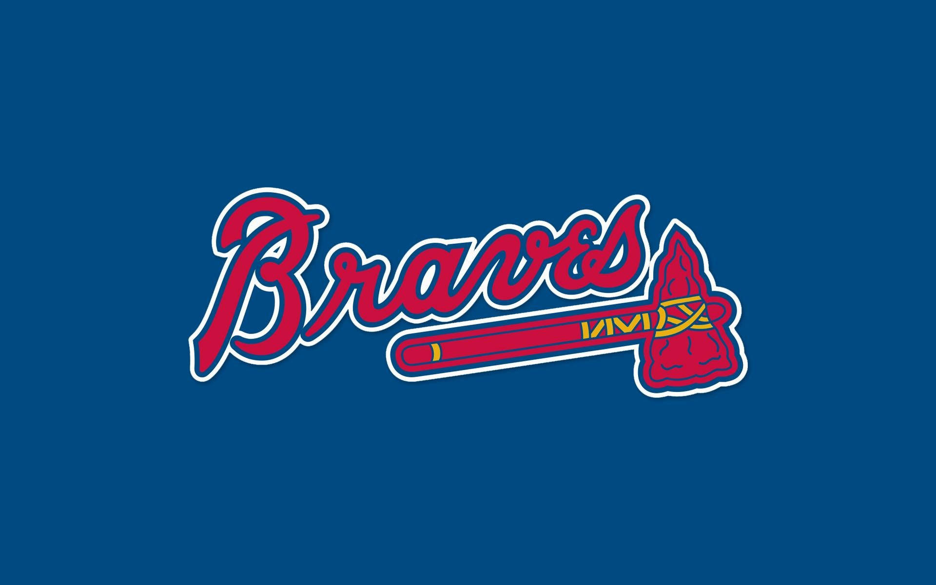 經典亞特蘭大勇士隊 壁紙 — 大膽的紅色 Braves 標誌，帶有戰斧圖案，居中在純藍色背景上。