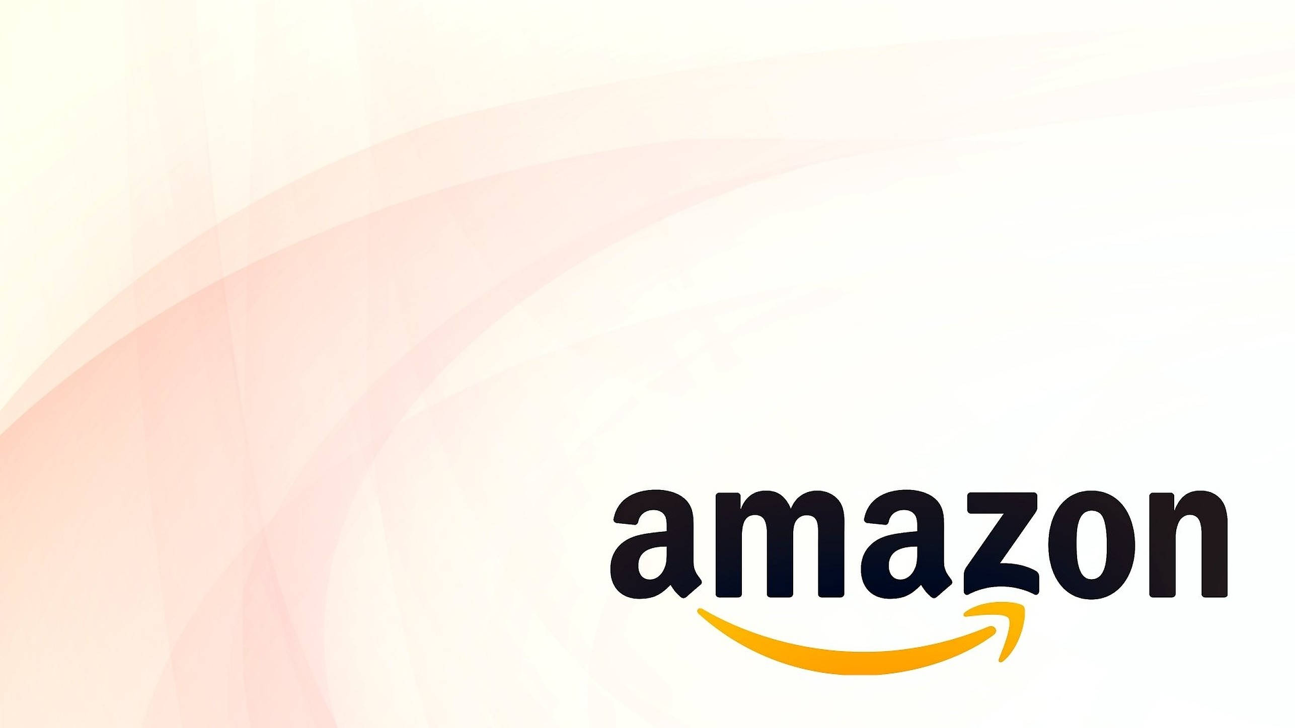 經典亞馬遜標誌 壁紙 — Amazon 標誌居中於柔和漸變背景上，帶有流動的蜜桃和奶油漩渦。