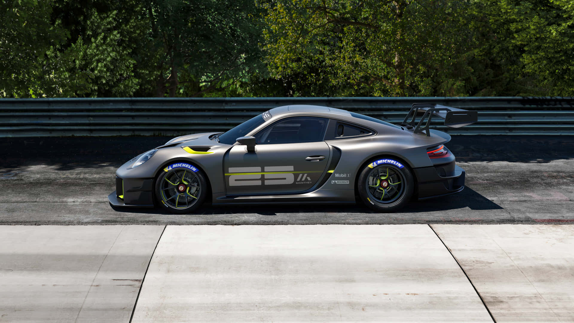 灰色保時捷911 GT3 RS賽車在賽道上，背景有綠色樹木。