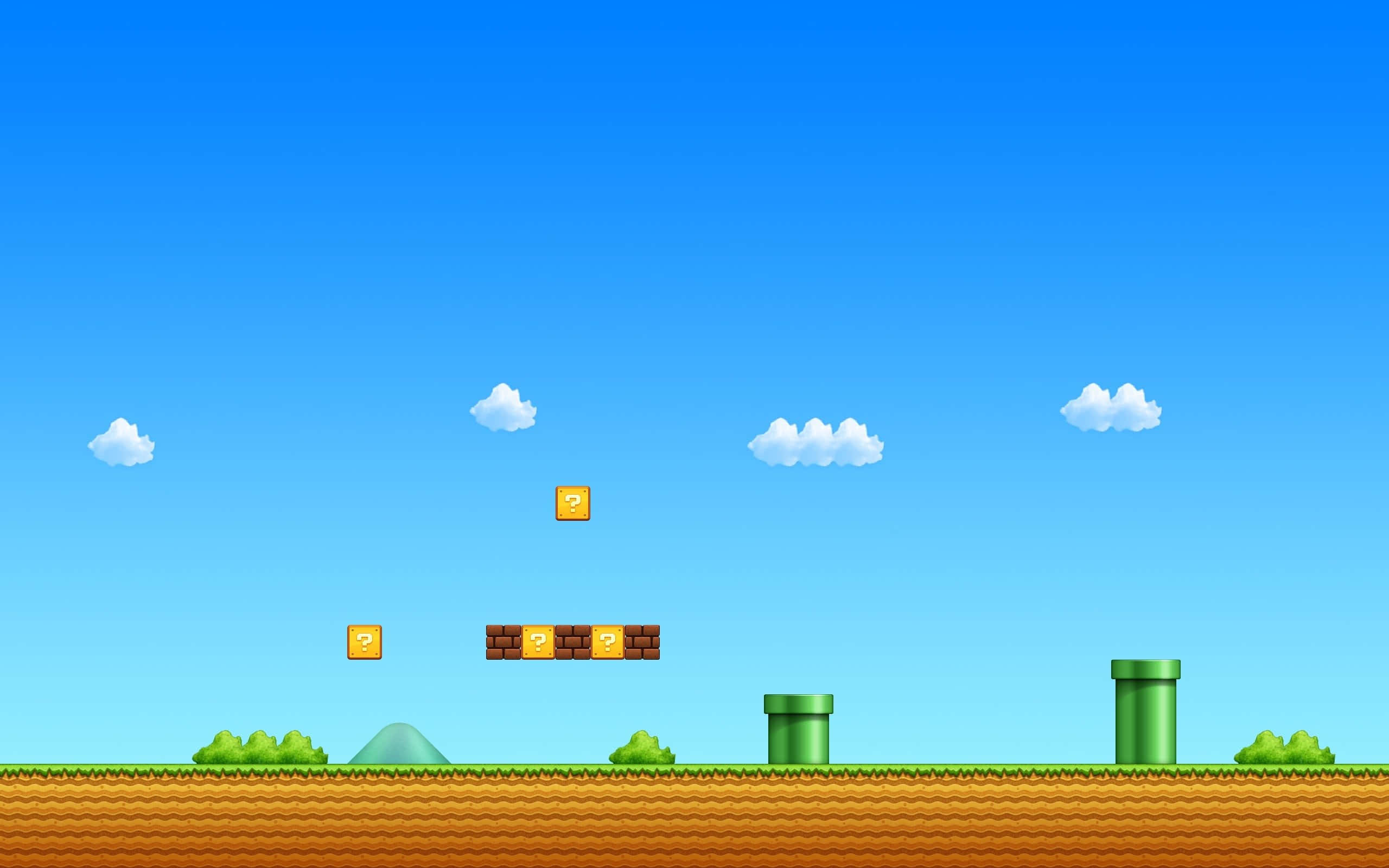 Mushroom Kingdom 桌布 壁紙 — 經典像素化瑪利歐遊戲場景，有綠色管道、棕色地面和漂浮的問號方塊，背景是清澈的藍天。