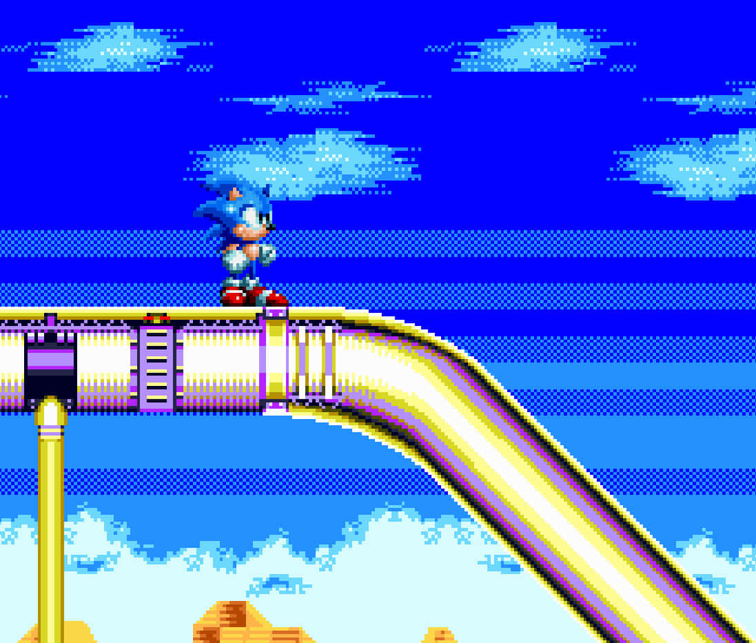 Sonic Launch Base Zone 桌布 壁紙 — 經典像素化的音速小子索尼克站在彎曲的金色軌道上，背景是湛藍的天空和蓬鬆的雲朵。