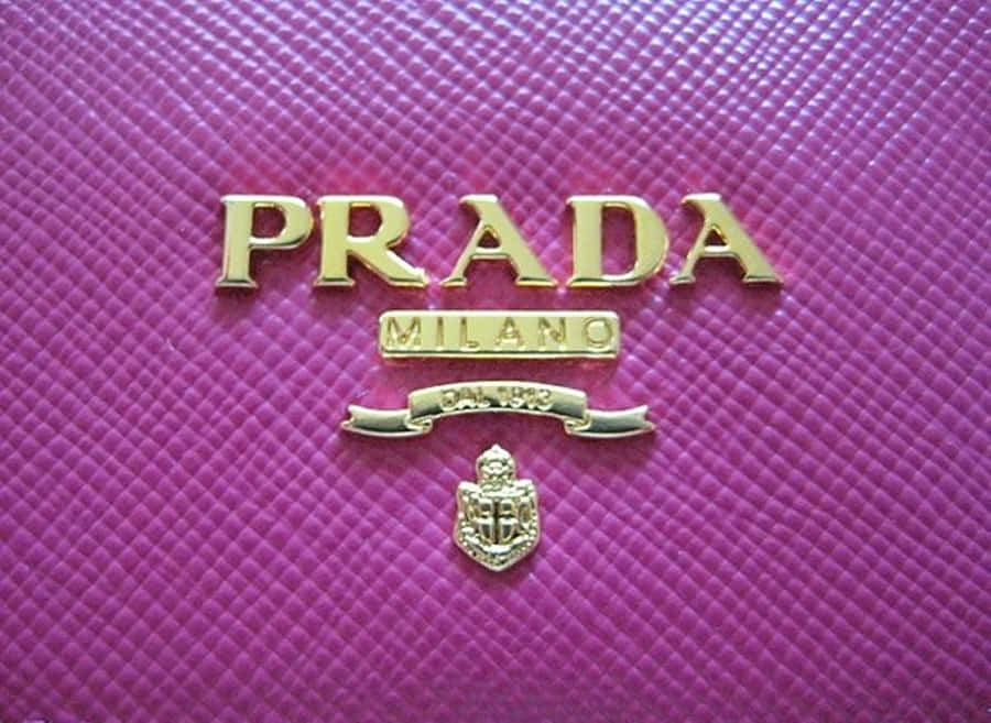 經典優雅：Prada 壁紙 — 近距離拍攝一個充滿活力的粉紅色紋理 Prada 皮革手袋，帶有金色標誌和徽章圖案。