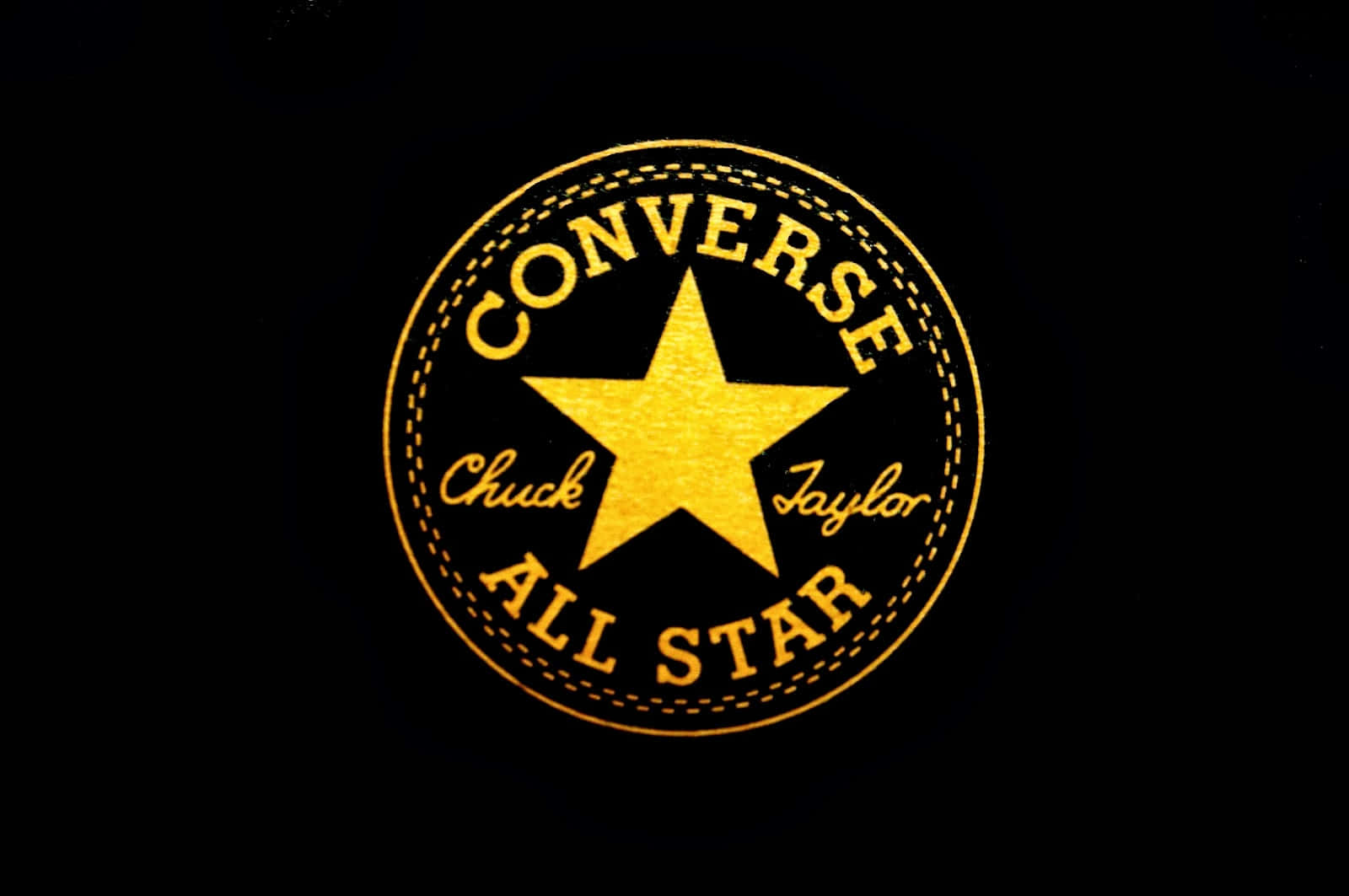 黑色背景上嘅金色Converse All Star標誌