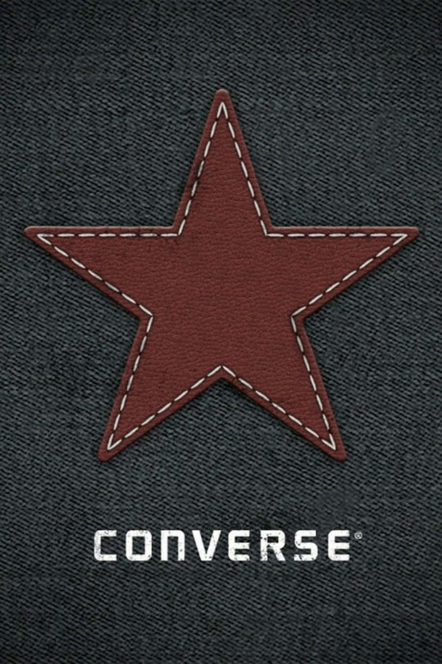 紅色星星補丁帶白色縫線，深色牛仔布上，Converse標誌。