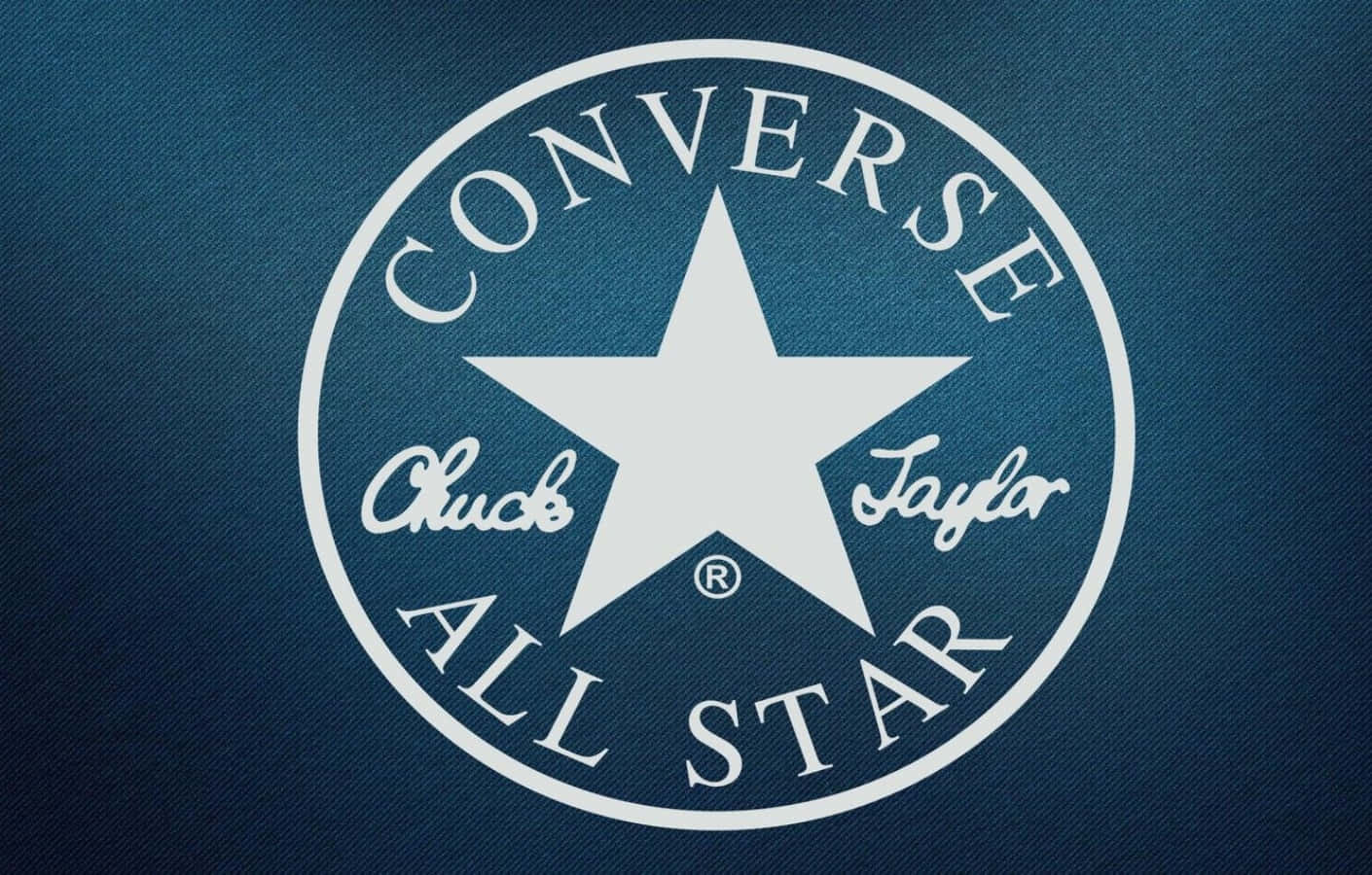 Converse Chuck Taylor All Star 標誌在藍色牛仔布背景上
