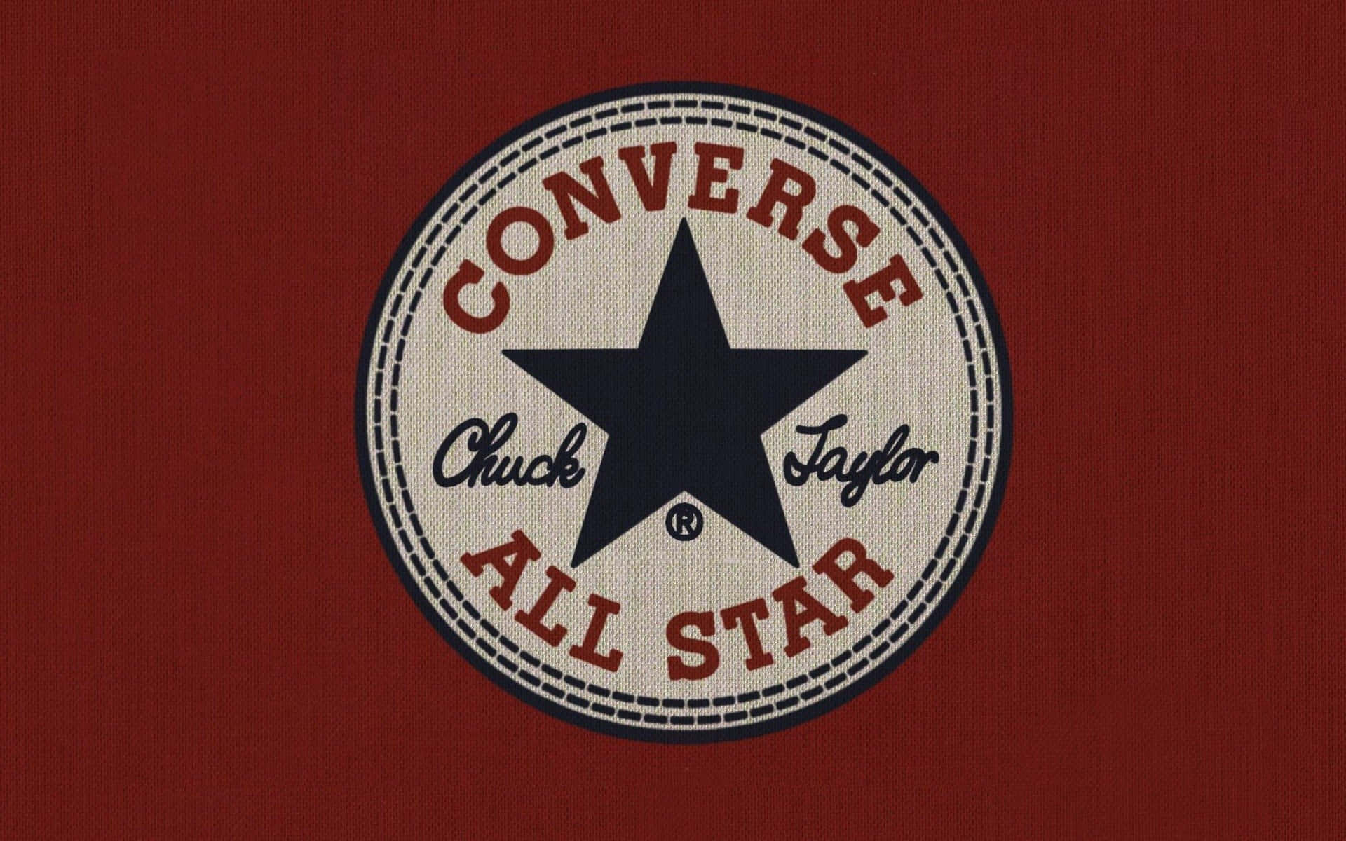紅色布料背景上的Converse Chuck Taylor All Star標誌貼片。