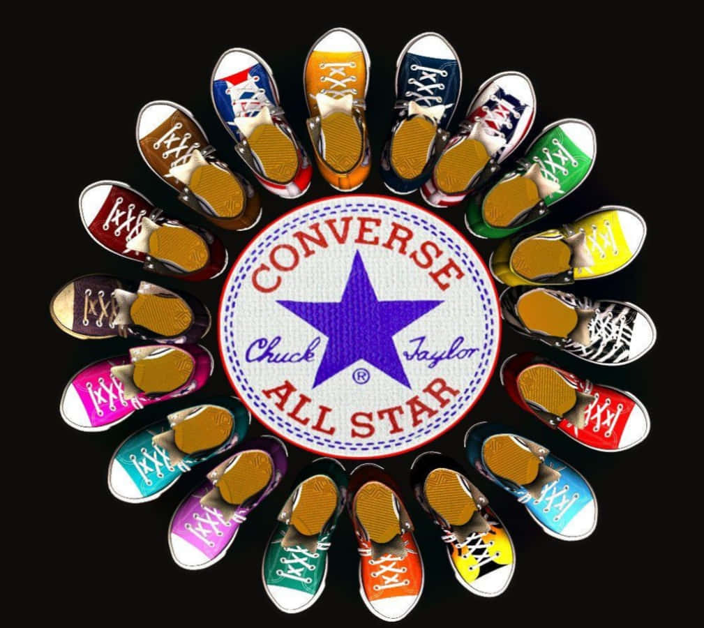 圍繞品牌標誌的多色Converse運動鞋圓形排列。