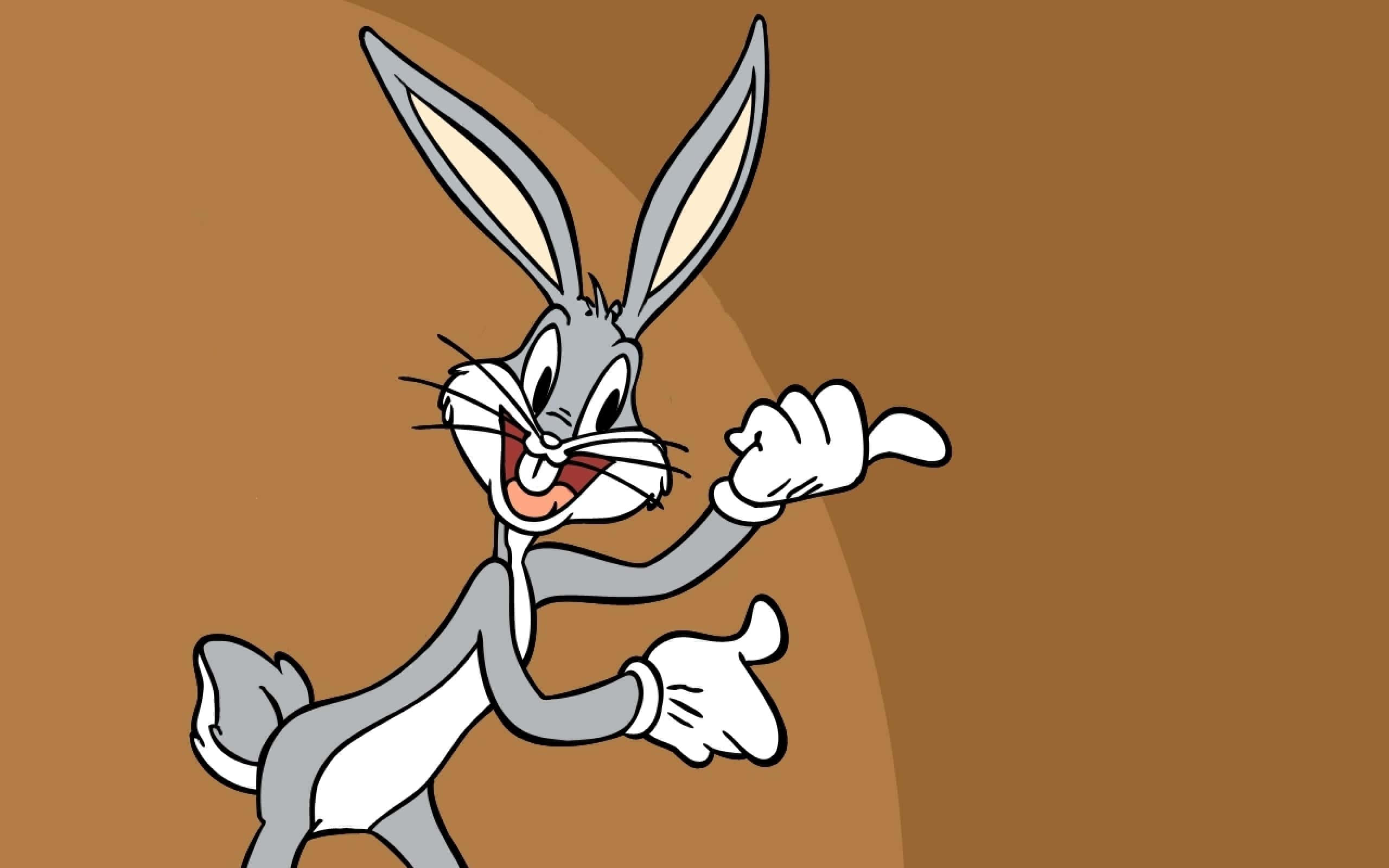 賓尼兔 桌布 壁紙 — 經典卡通兔巴哥（Bugs Bunny）在純棕色背景上咧嘴笑著並愉快地指著。