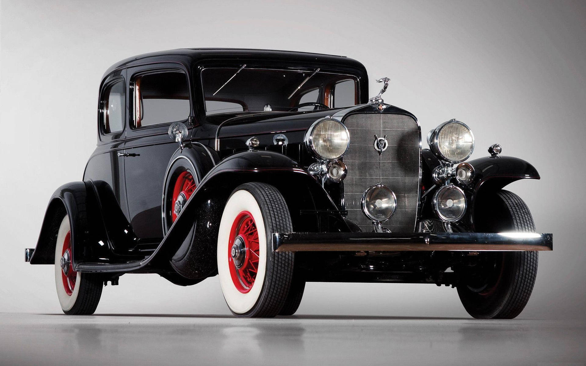 經典黑色1930年代汽車，在攝影棚中帶有紅色車輪和鍍鉻細節