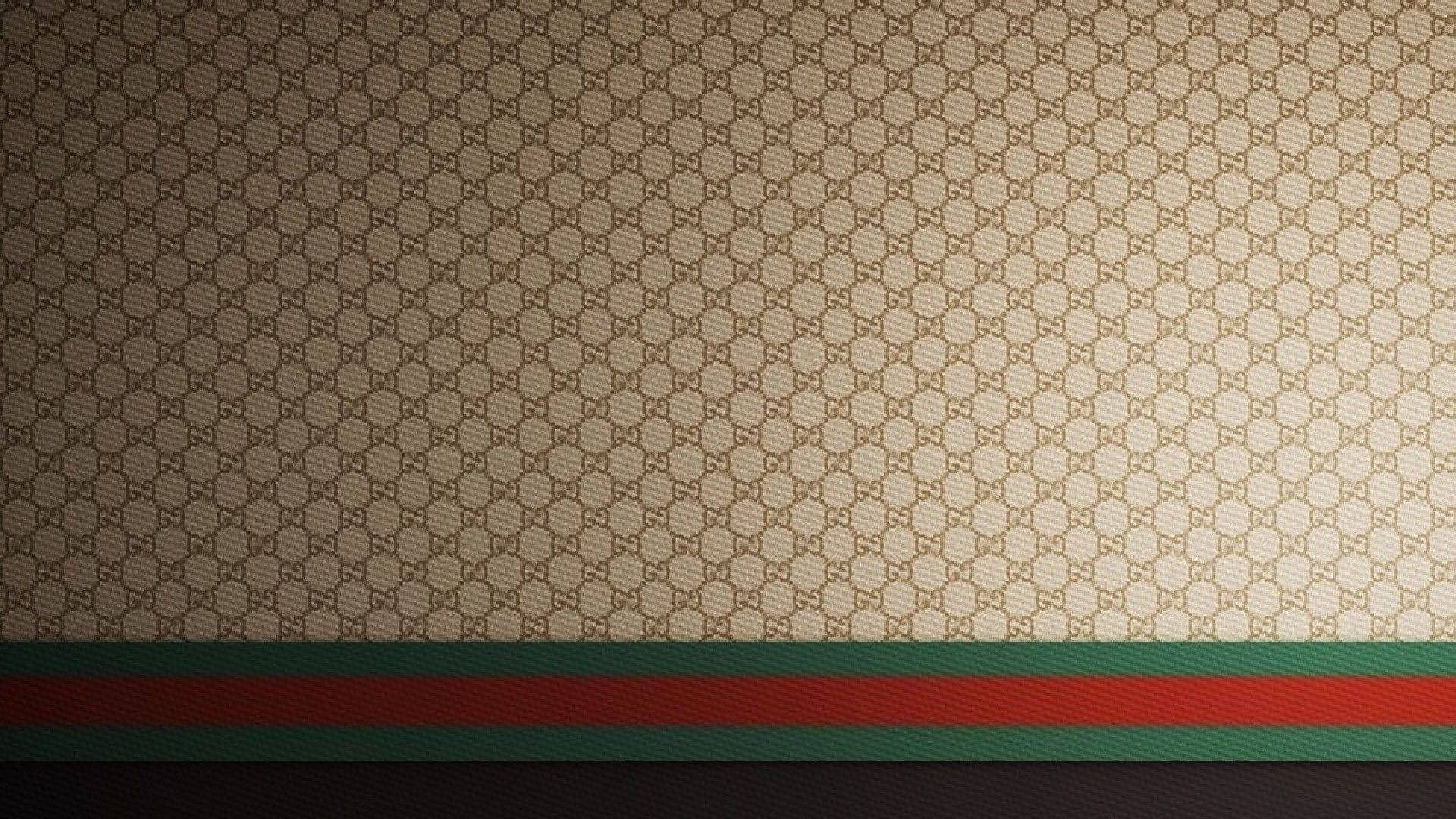 米色壁紙，帶有重複GG字母組合和紅綠條紋。
