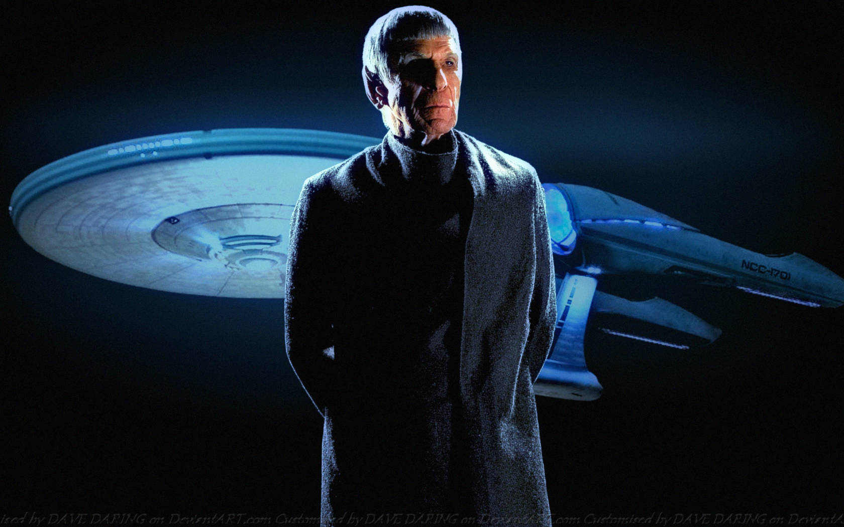 經典史波克與星艦 壁紙 — Spock 莊嚴地站在 USS Enterprise NCC-1701 前，藍色燈光投射出戲劇性的陰影。