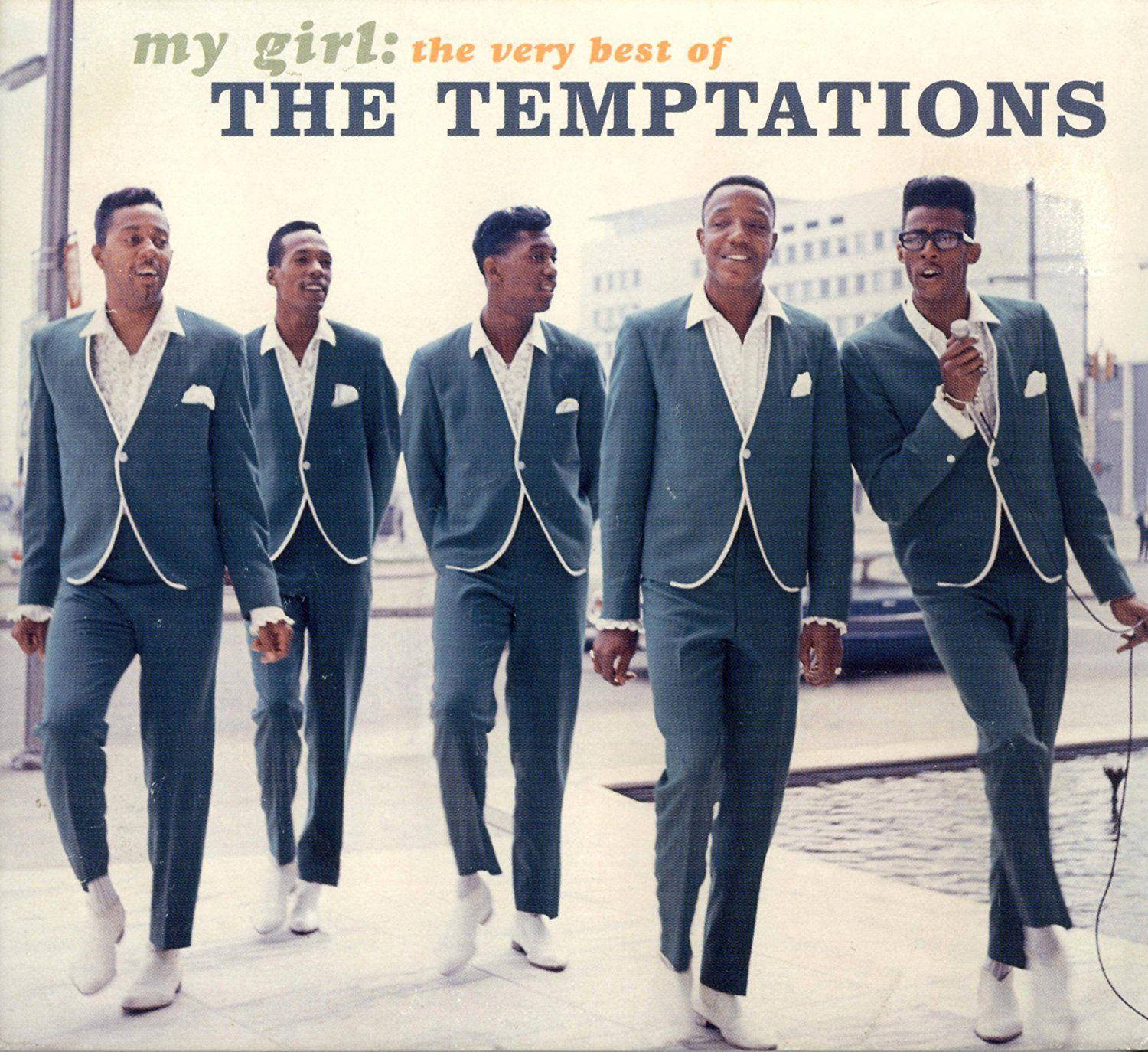 經典專輯封面《My Girl: The Very Best of the Temptations》 壁紙 — 五位面帶微笑的男子穿著相配的藍綠色西裝，帶有白色飾邊，自信地走在城市人行道上。