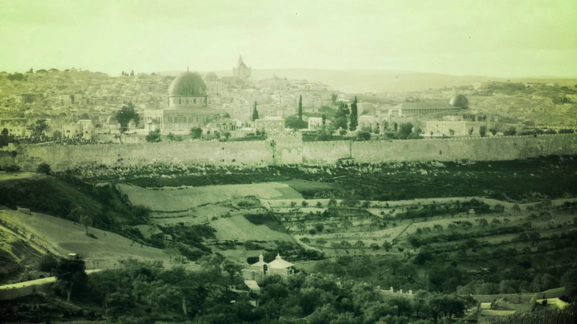 從山坡上看到的歷史耶路撒冷城市景觀，包括岩石圓頂和西牆。