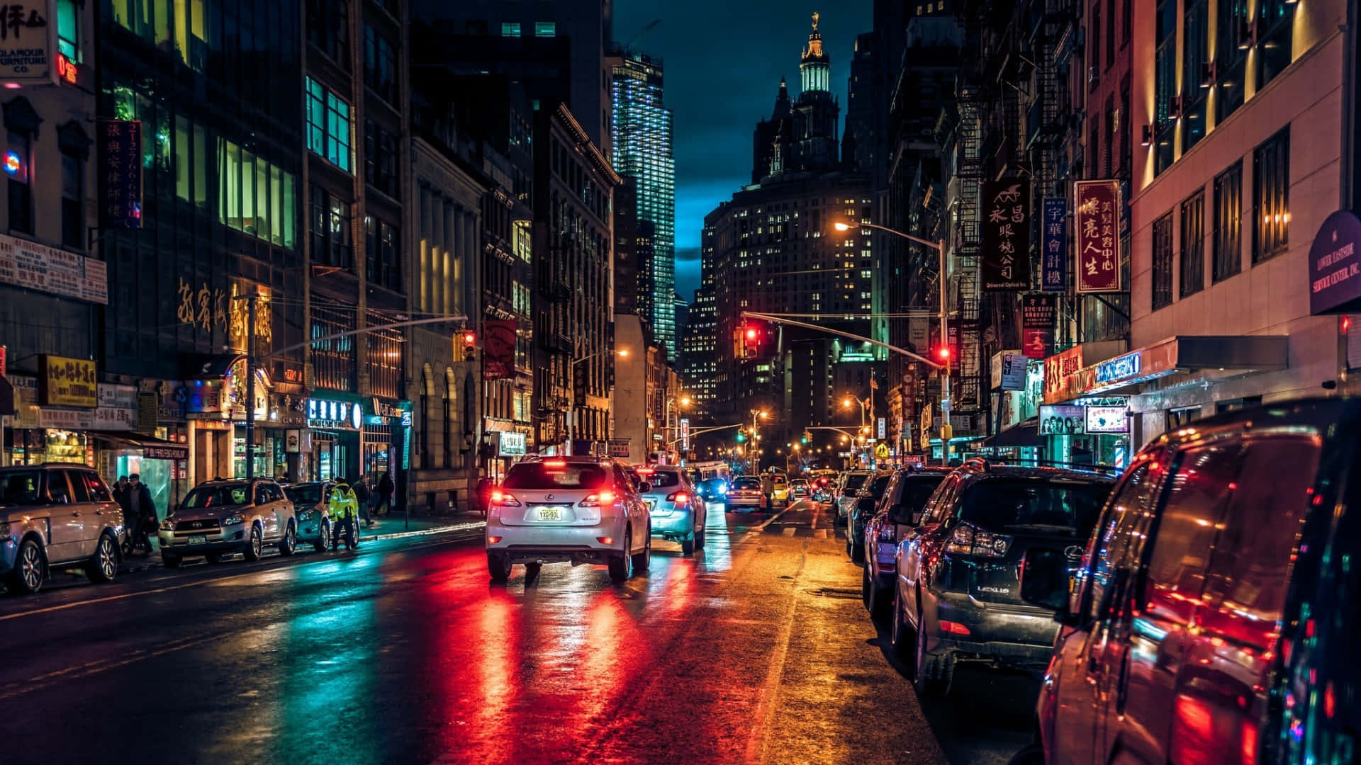 經典度假勝地——紐約！ 壁紙 — 雨濕的夜晚城市街道在深藍色天空下反射來自汽車和建築物的霓虹燈光。