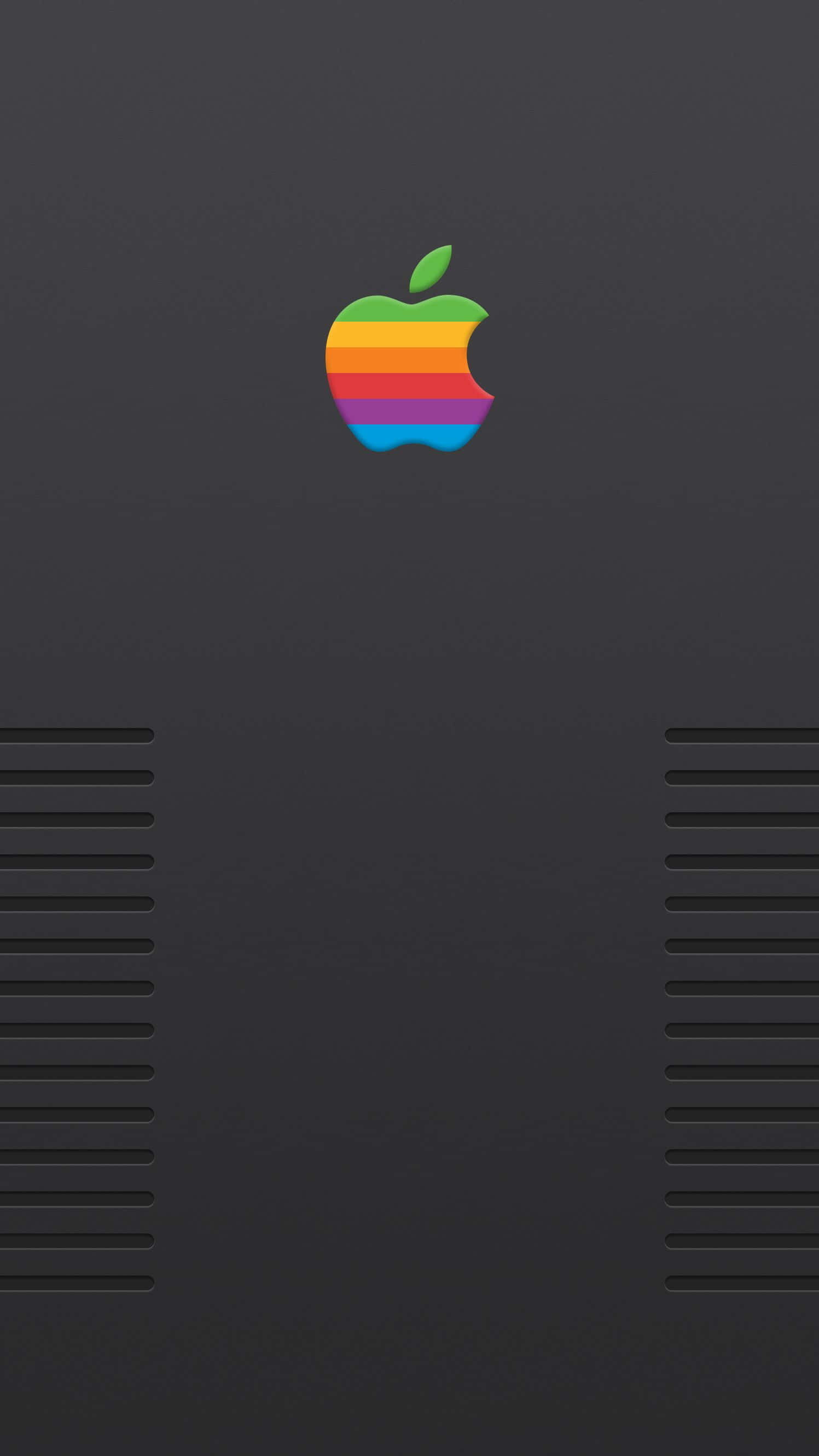 經典復古蘋果標誌壁紙 壁紙 — 一個復古彩虹Apple標誌，居中於深灰色電腦機箱，兩側有對稱的通風條。