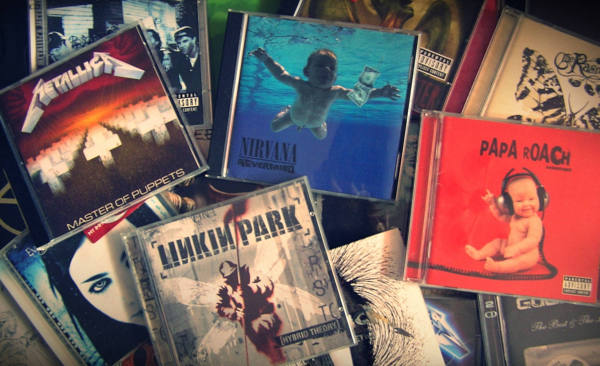 一堆搖滾和金屬CD封面，包括Nirvana、Metallica和Linkin Park。