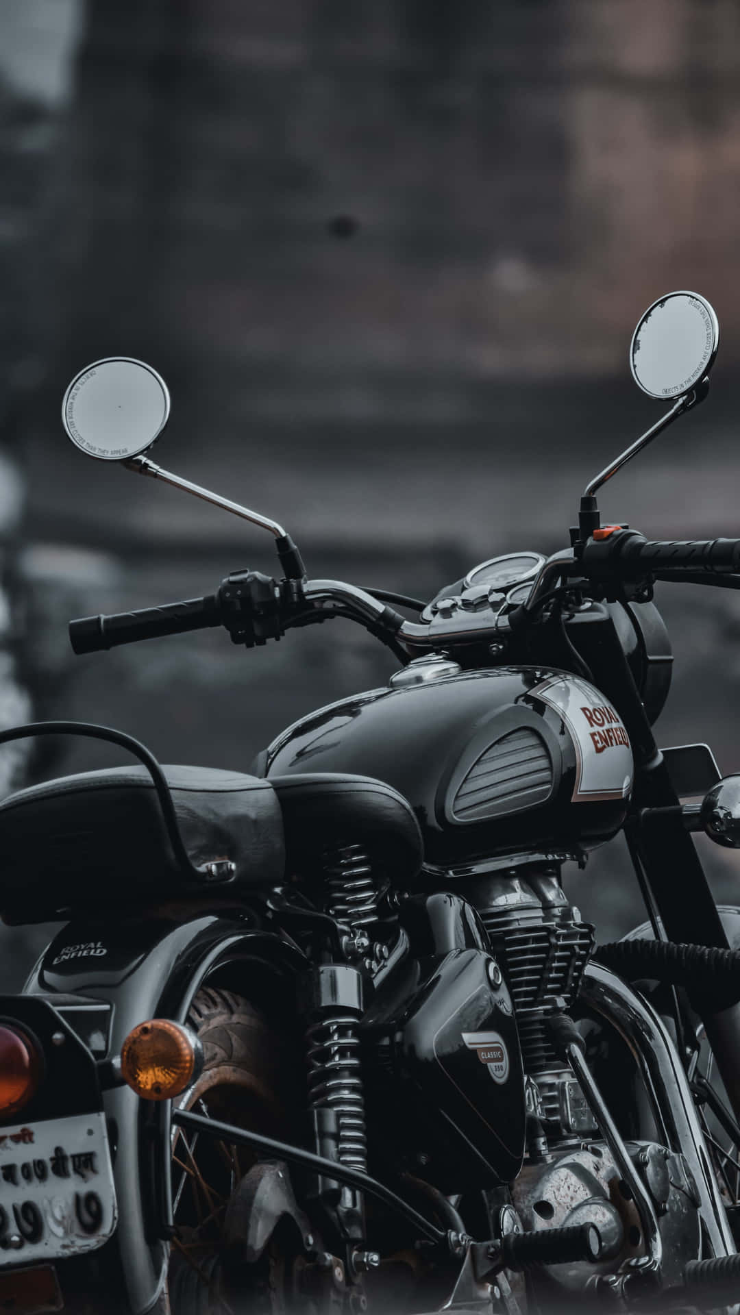 經典黑色 Royal Enfield 電單車停放在城市街道上